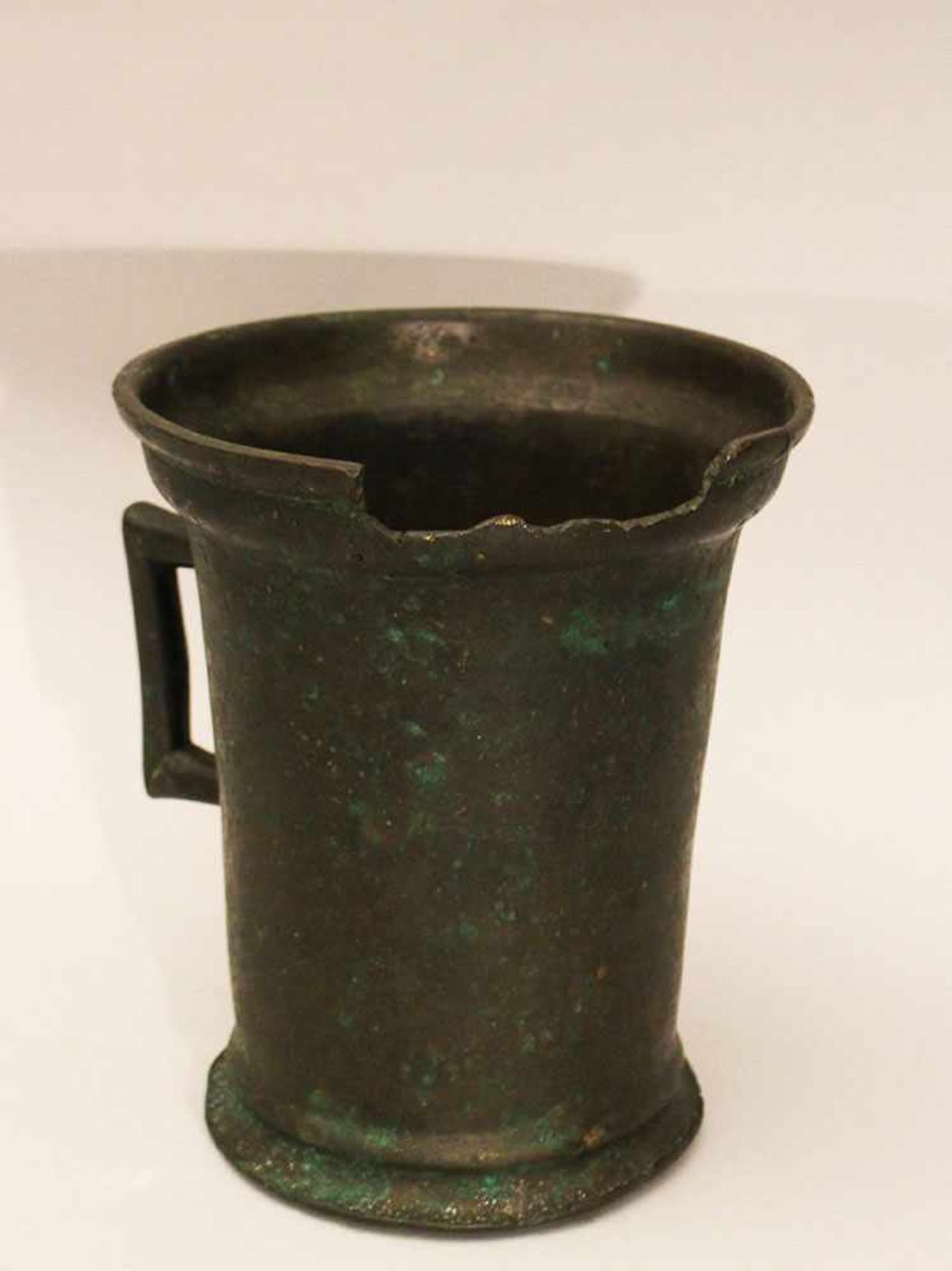 Gothic bronze mortar with one hand grip, rounded base and outstanding upper border; bronze cast with - Bild 3 aus 3