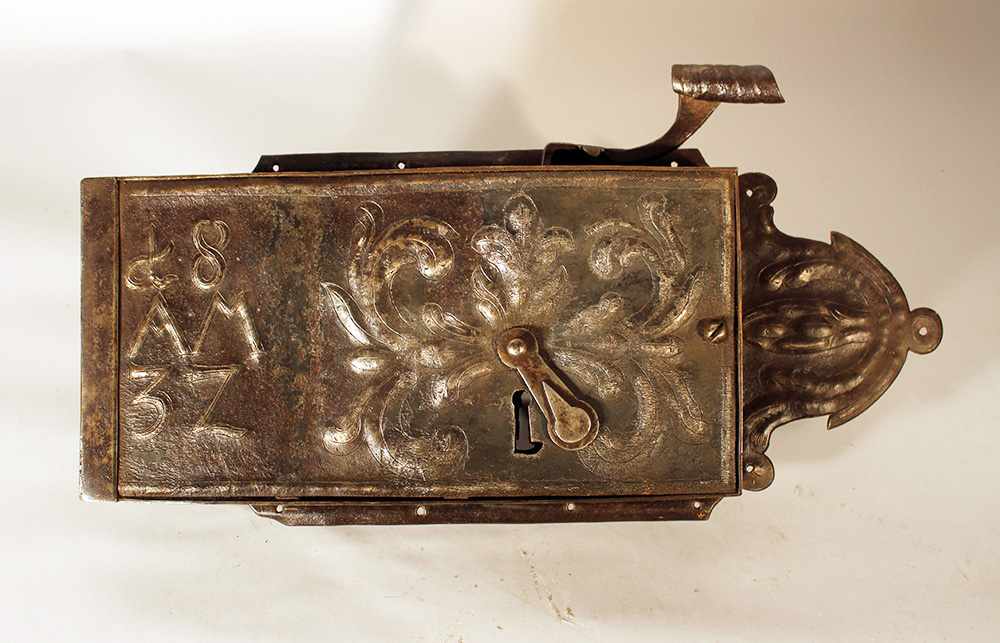 Large iron lock in rectangular shape, with pear shape ending and handgrip; one key hole with - Image 2 of 3