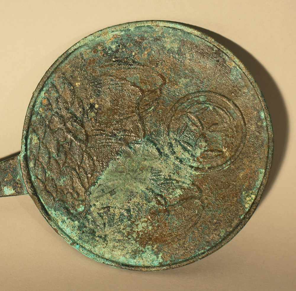 Asian bronze mirror or presentoire, very fine cast with hand grip, border ring and plants on a hill, - Image 2 of 3