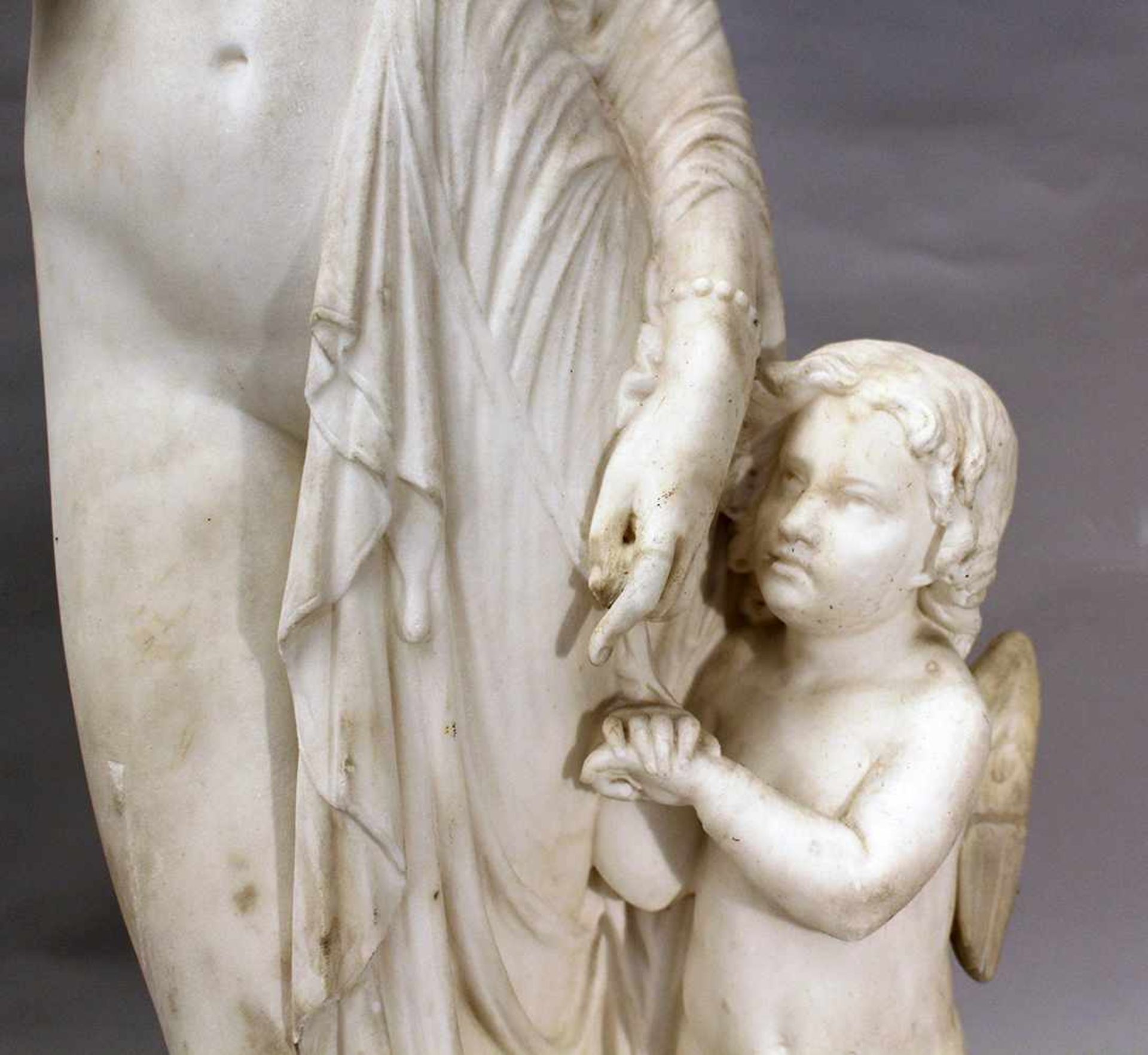 Giovanni Maria Benzoni (1809-1873), Marble sculpture of Amor and Psyche; she with toga, mirror and - Bild 2 aus 3