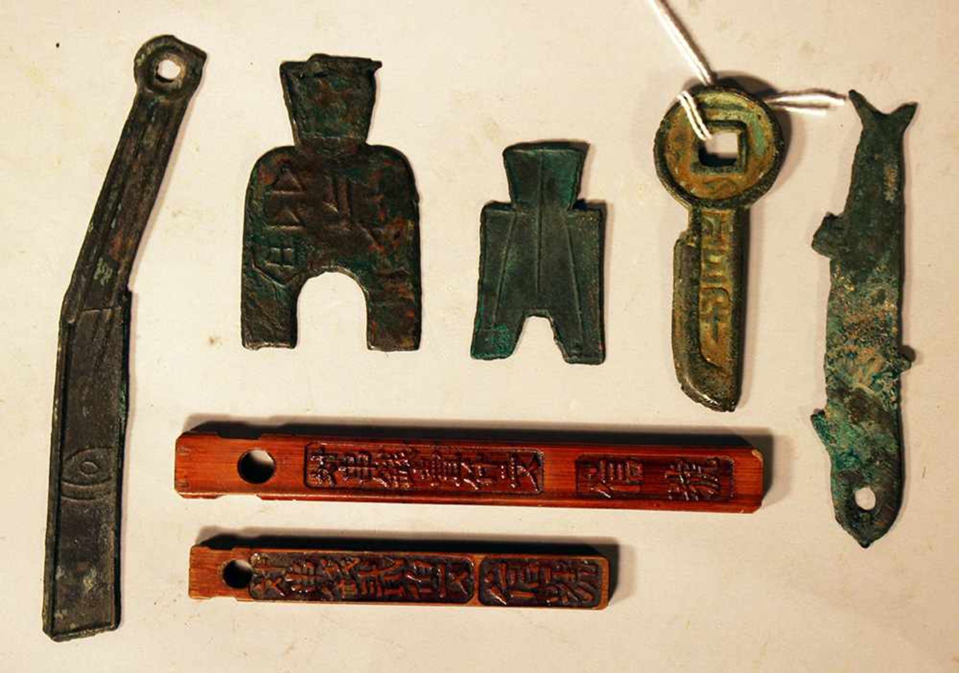 Lot of seven Asian wooden and bronze money symbols; partly with script signs and verdigris; seven - Bild 3 aus 3