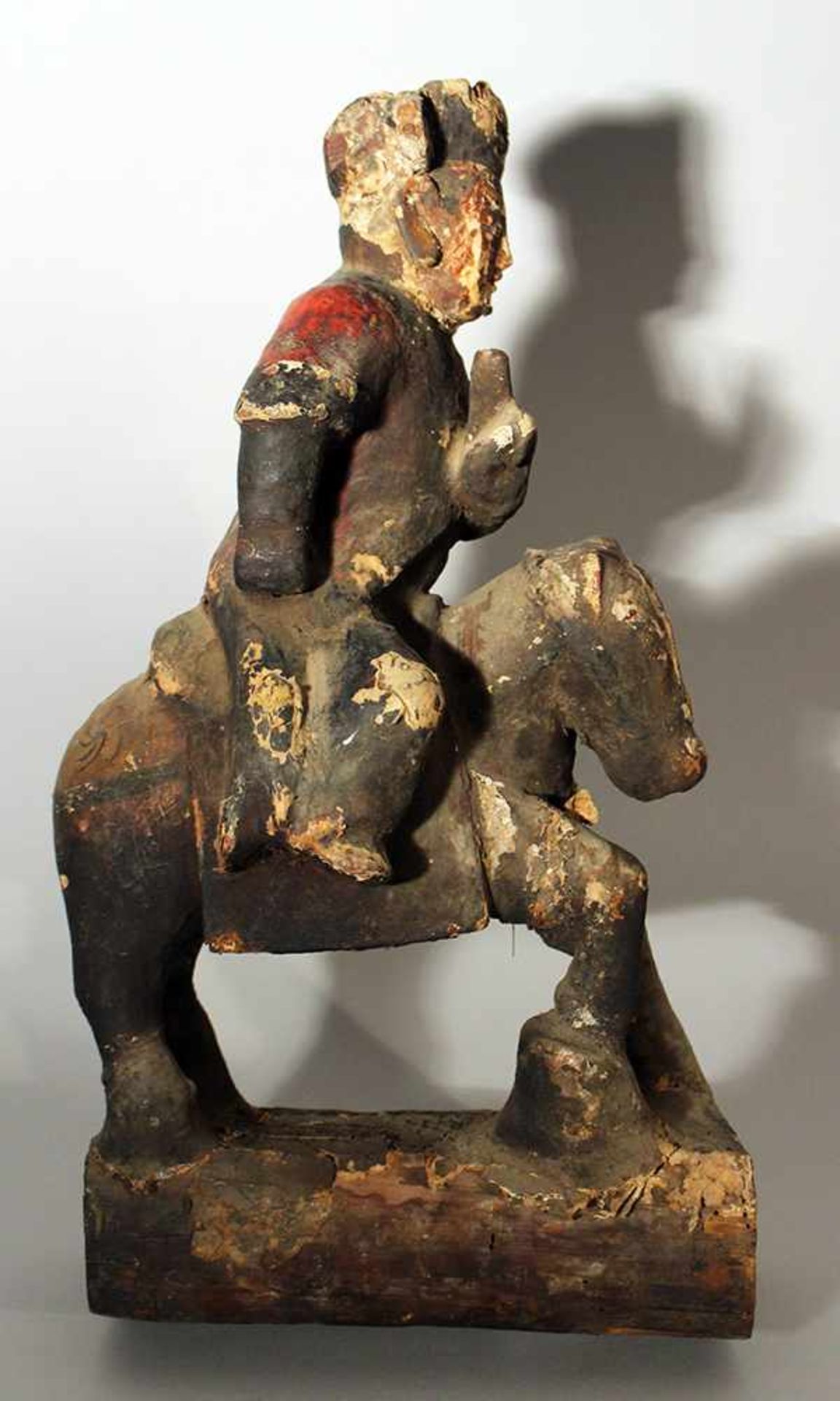 Chinese wooden sculpture of a horse rider with painted and decorated textile cover; damages and - Bild 3 aus 3