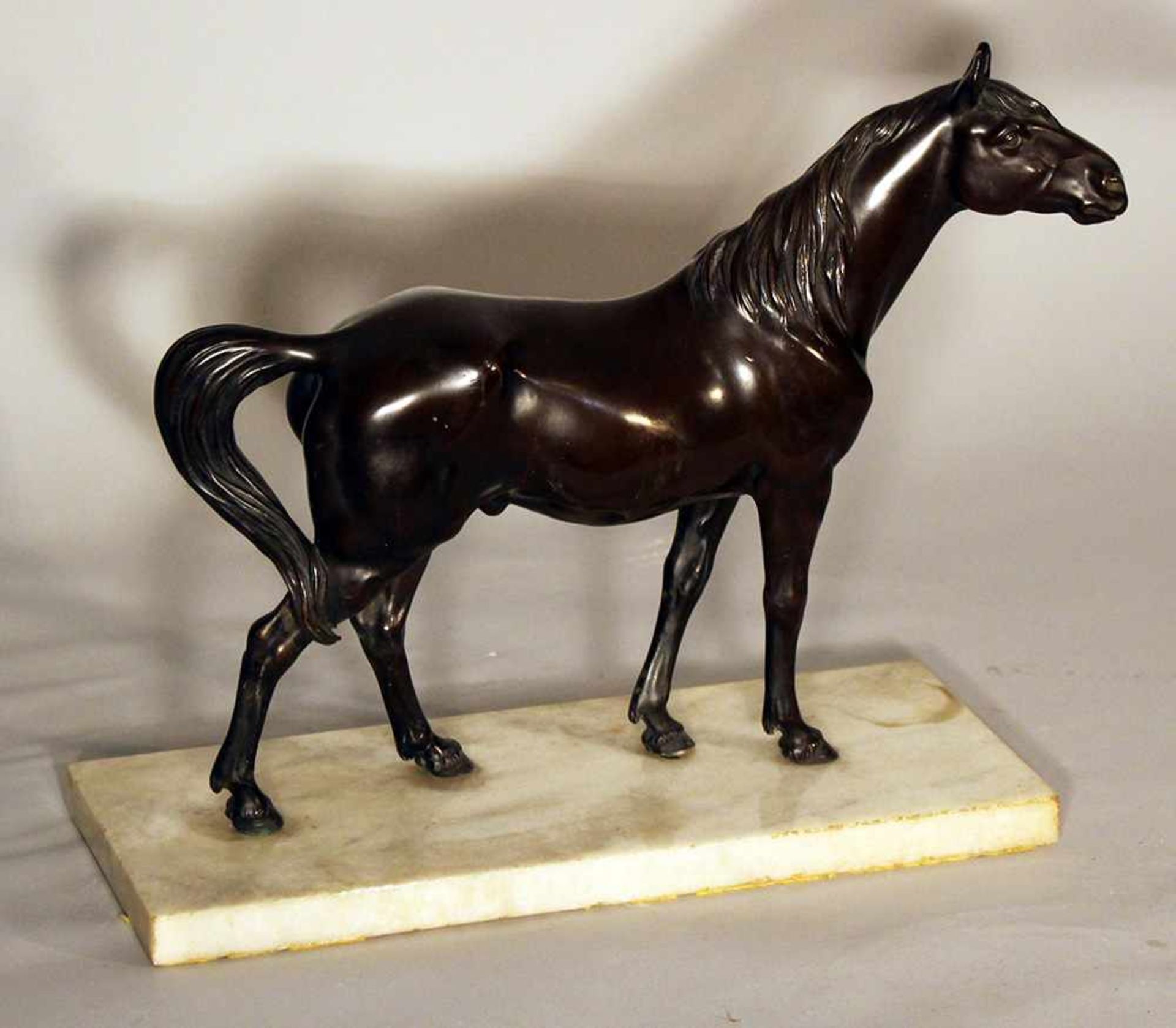 Bronze sculpture of a standing horse looking to the side, on white marble base; bronze cast with - Bild 3 aus 3