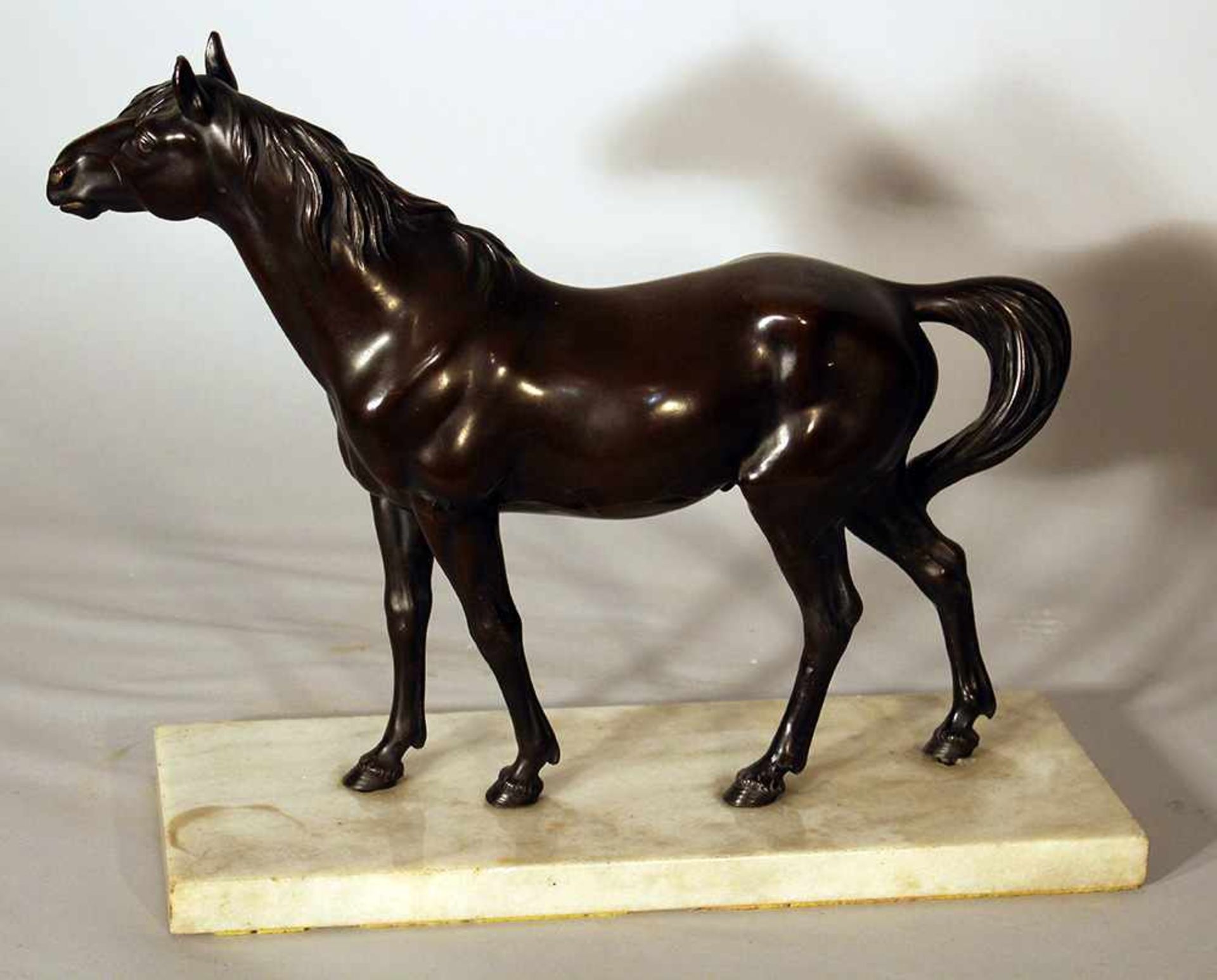 Bronze sculpture of a standing horse looking to the side, on white marble base; bronze cast with - Bild 2 aus 3