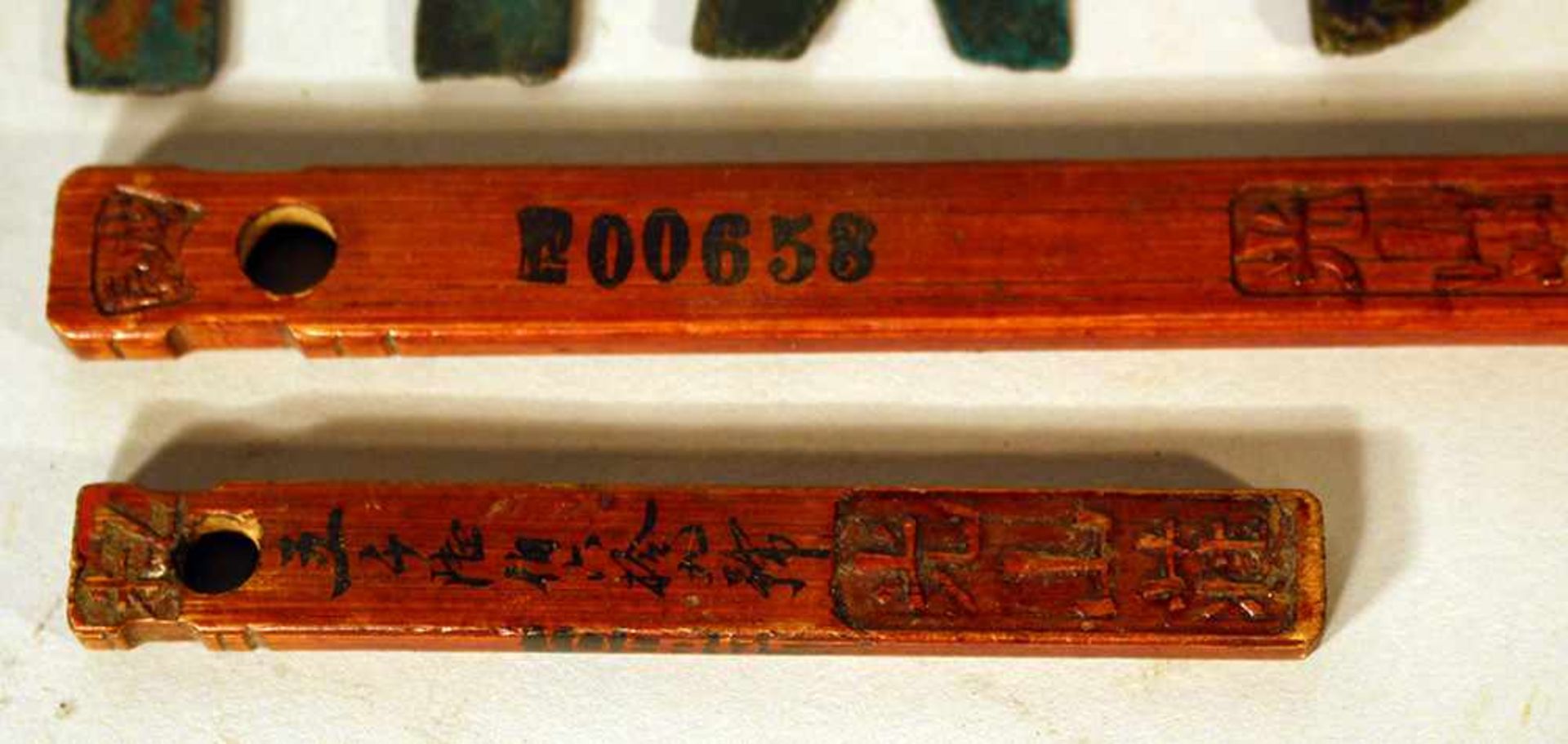 Lot of seven Asian wooden and bronze money symbols; partly with script signs and verdigris; seven - Bild 2 aus 3