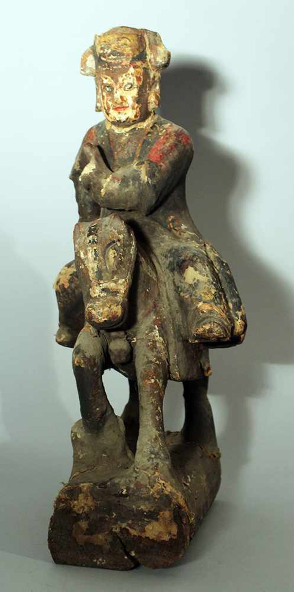 Chinese wooden sculpture of a horse rider with painted and decorated textile cover; damages and - Bild 2 aus 3