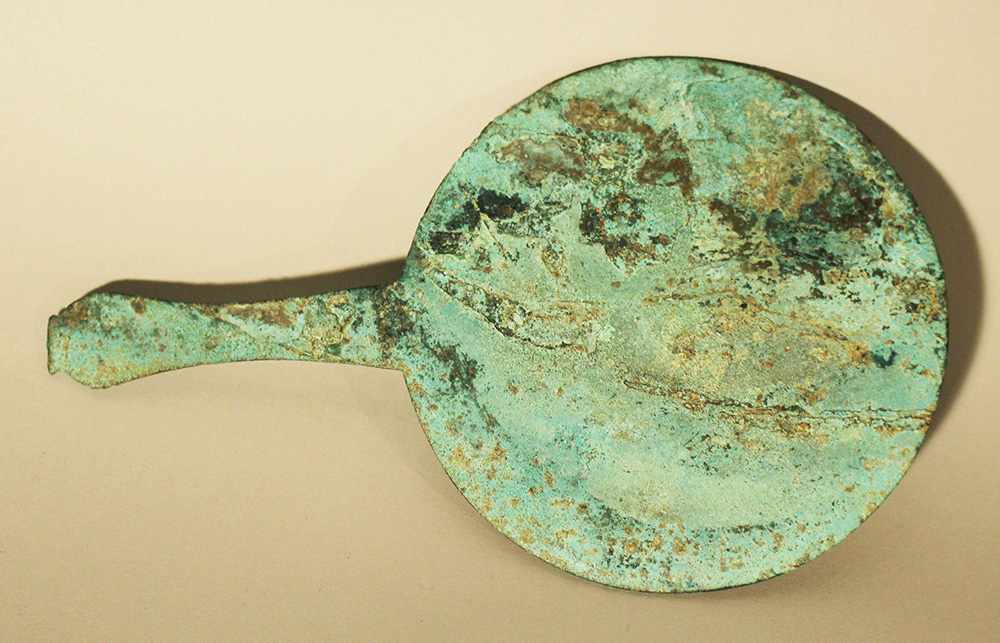 Asian bronze mirror or presentoire, very fine cast with hand grip, border ring and plants on a hill, - Image 3 of 3