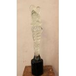 Murano Glass Sculpture of a embraced couple, transparent glass with bubbles on dark integrated glass