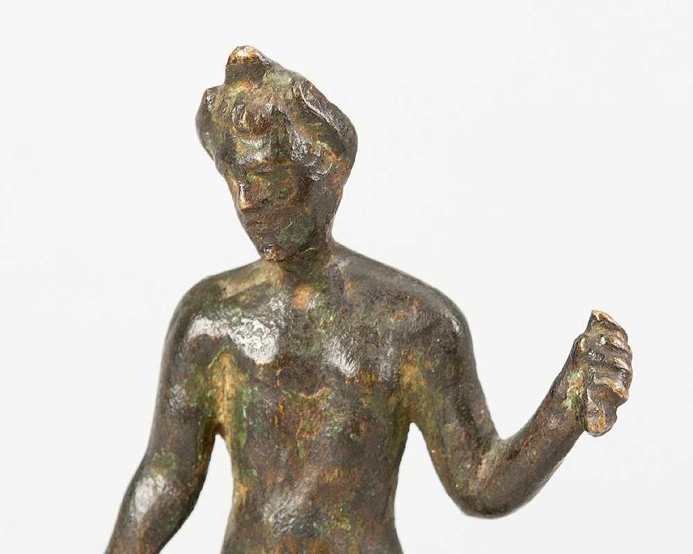 A Roman Bronze Statue, of a standing male nude, full bronze cast with original patina, on later - Bild 3 aus 3