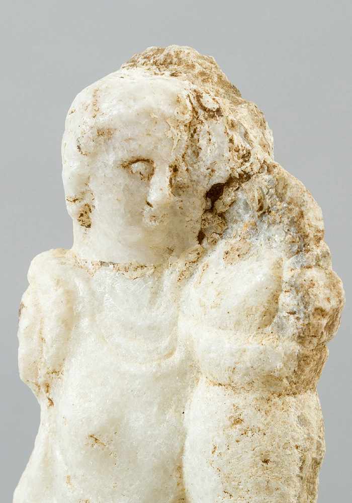 Possibly ancient standing sculpture, Torso showing a standing female next to a column with a vase of - Bild 3 aus 3