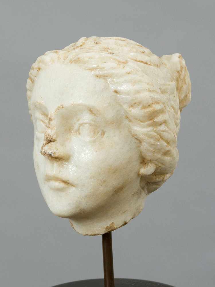 Female Marble Head in Ancient Style, with naturalistic sculpted face partly waved hair, on later - Bild 2 aus 3