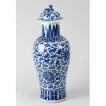 Chinese blue and white vase, porcelain, in balluster shape with long leg and lid with upstanding