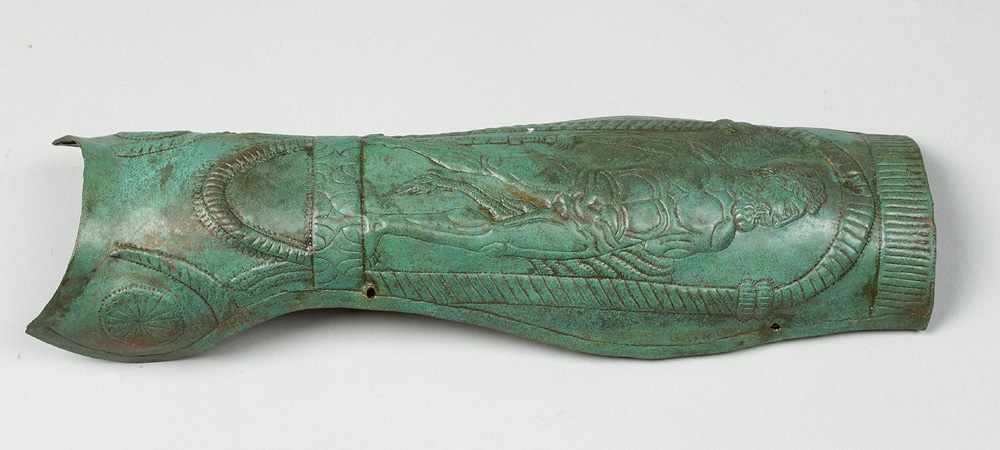 Arm Protection, in ancient manner, copper, in the centre Herkules surrounded by decorations, - Image 2 of 3