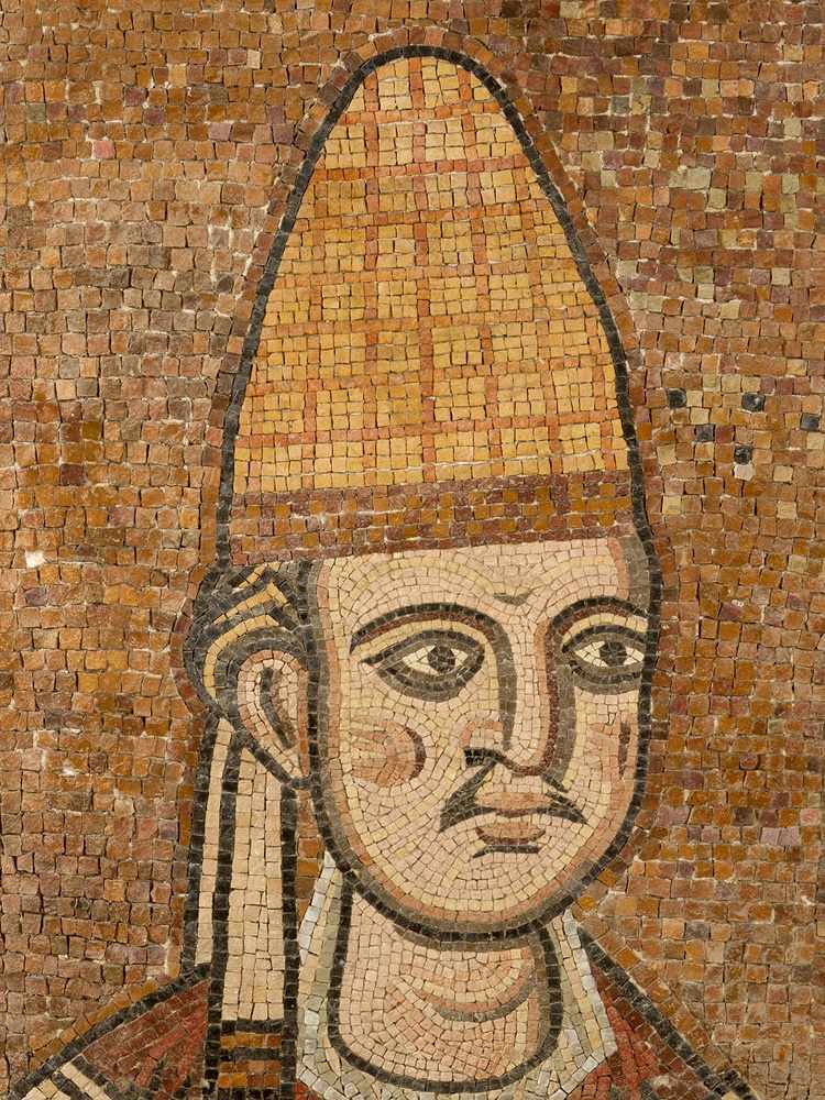 Portrait of Pope Innozenz lll. (1161 - 1216) , with cap, different coloured stones on stone plinth - Bild 3 aus 3