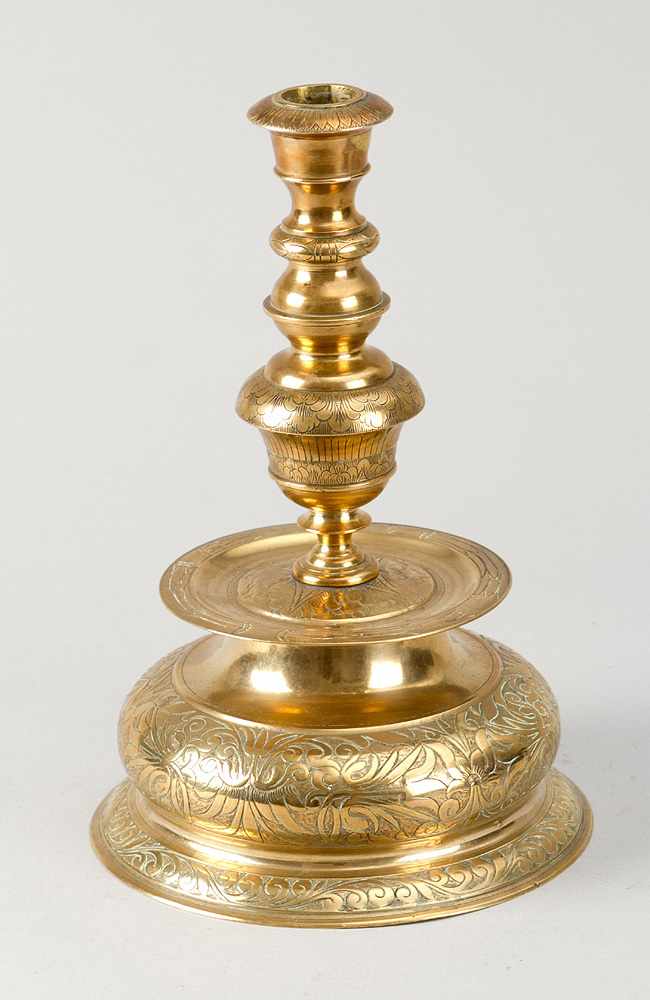 Flemish candlestick, round shape with bride foot base and thin and thickened central coloumn one