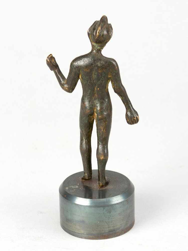 A Roman Bronze Statue, of a standing male nude, full bronze cast with original patina, on later - Bild 2 aus 3