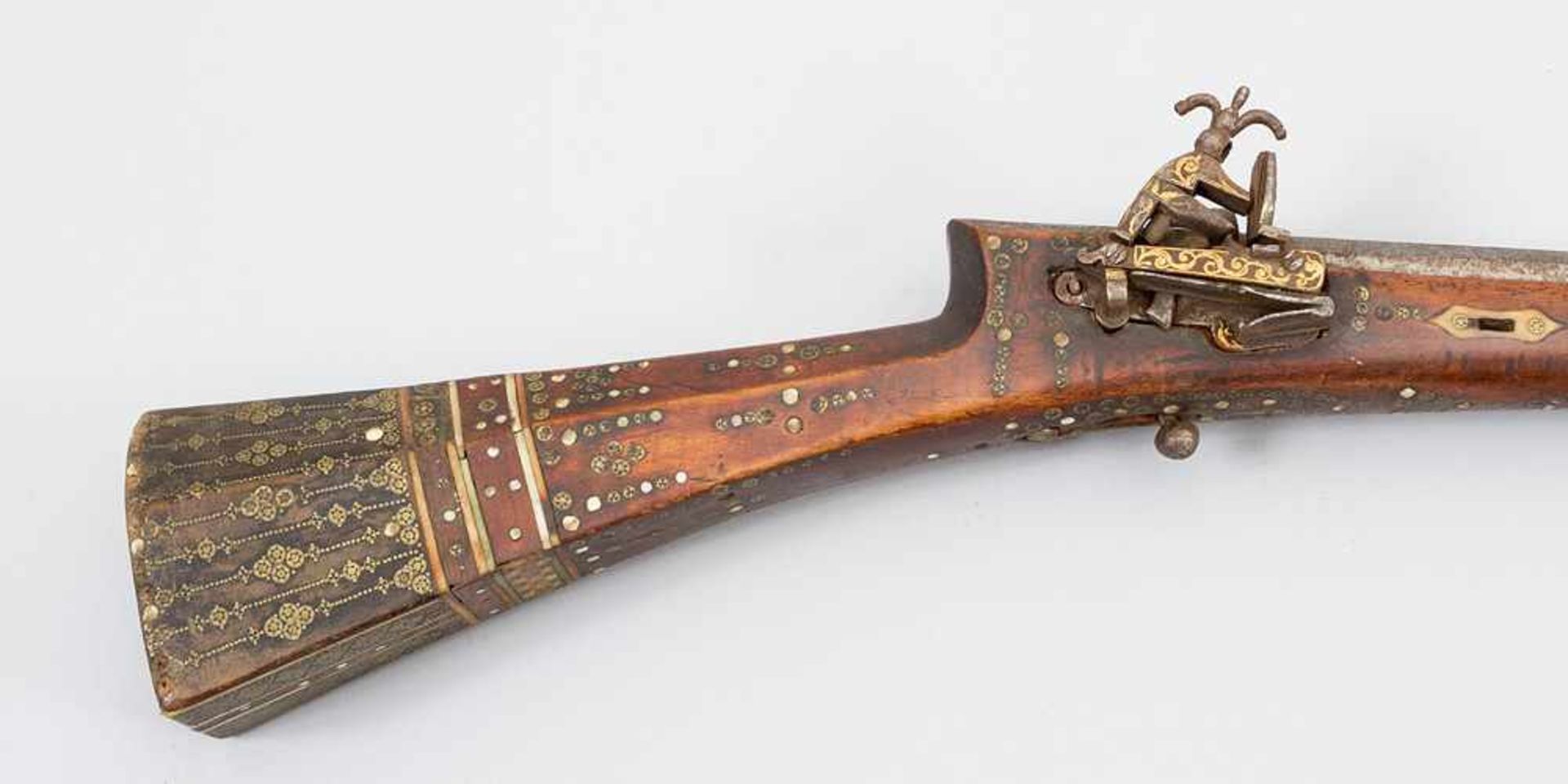 A Ottoman Riffle, wooden shaft with ornamental decorations in bronze, horn and wood. Iron filler and - Bild 2 aus 3