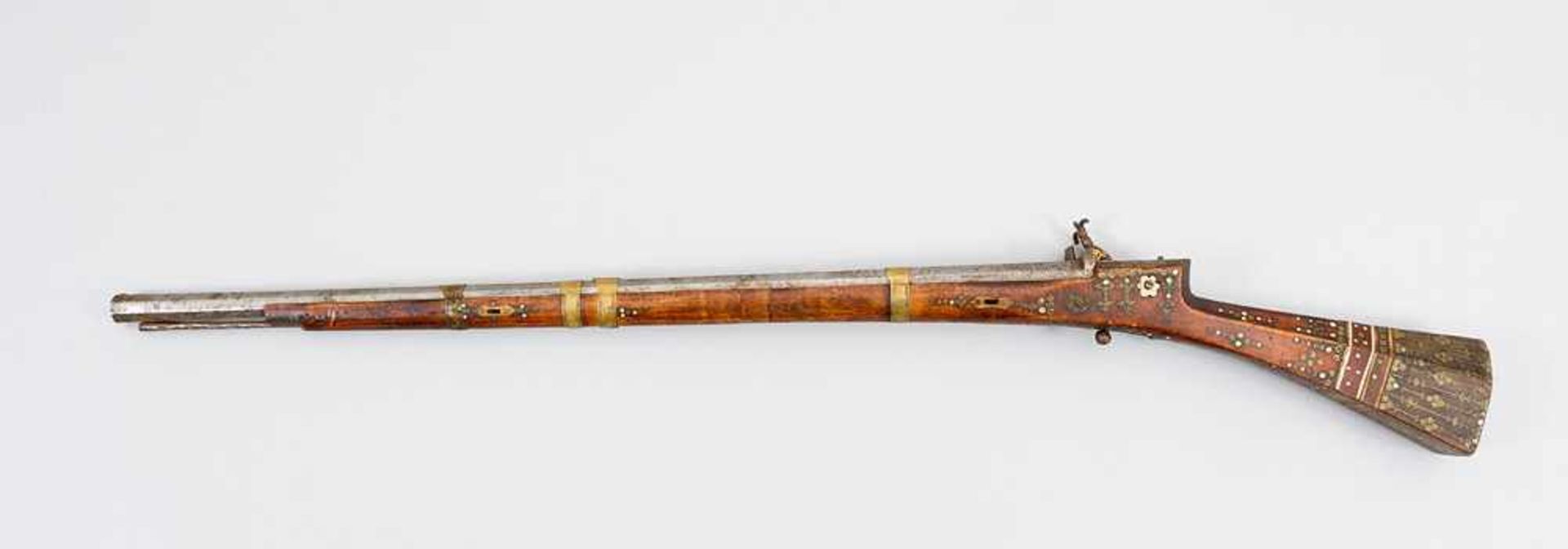 A Ottoman Riffle, wooden shaft with ornamental decorations in bronze, horn and wood. Iron filler and - Bild 3 aus 3