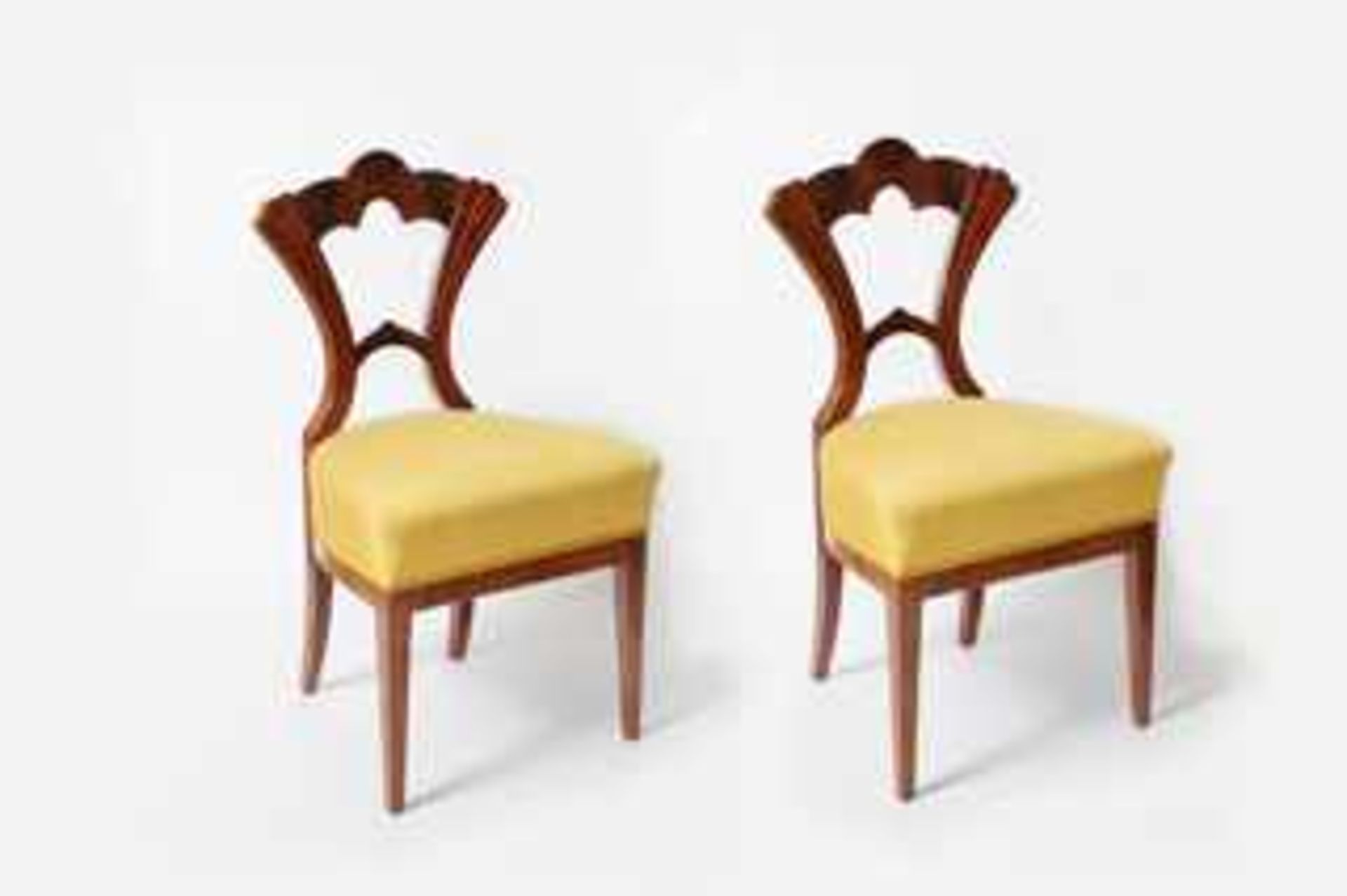 2 Sessel im Stil des Biedermeiers nussfurniert, aus verschiedenen, teils Originalteilen