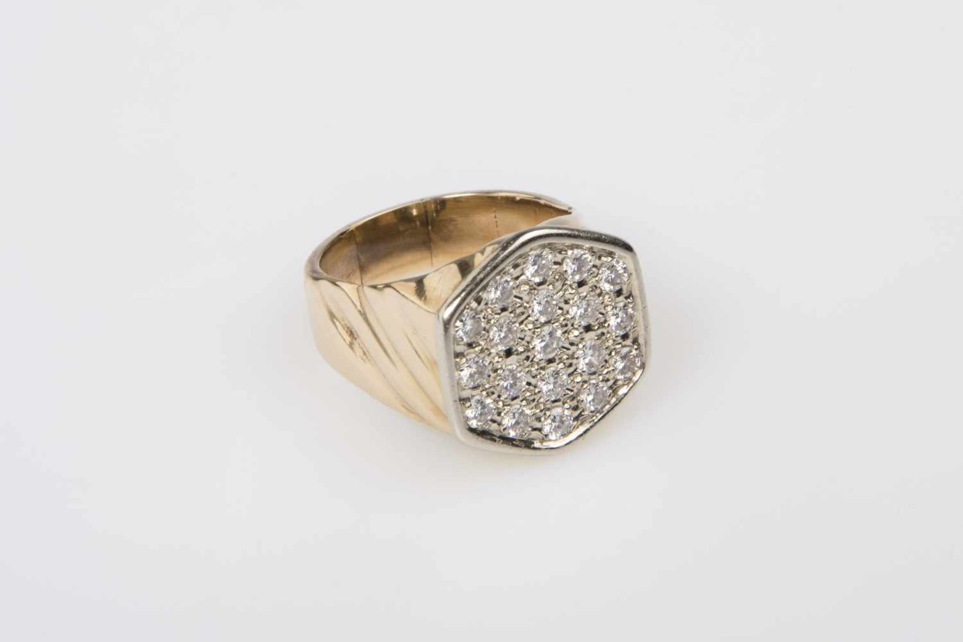 Brillant-Herrenring Gold 585 rmit Brillanten zus. ca. 2 ct ,Pave-Fassung, RW 61, 19,5 g;