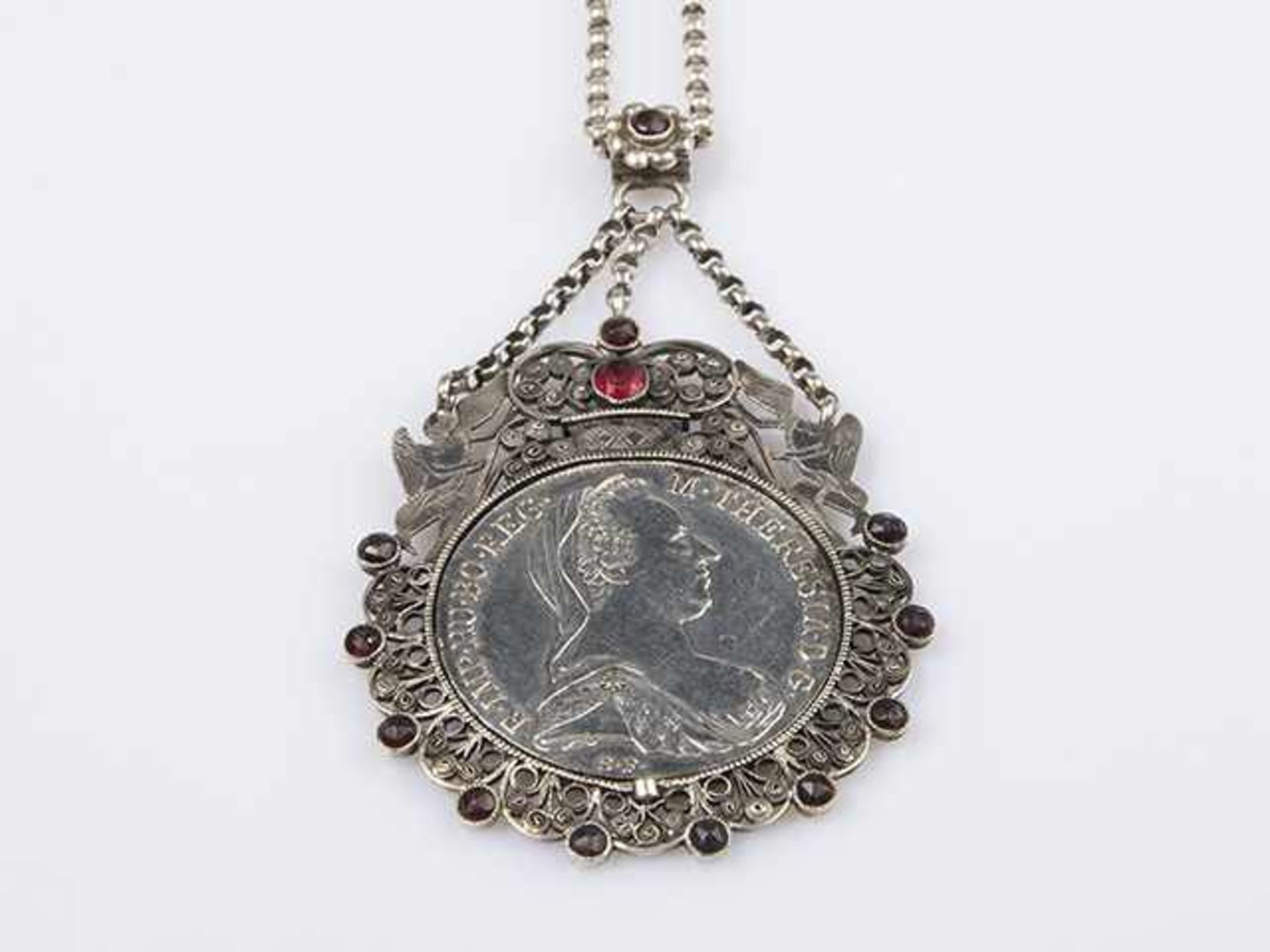 Münzcollier Silber tlw. 833, Mittelteil mit 1 Maria Theresien Taler, Immitationssteinen,