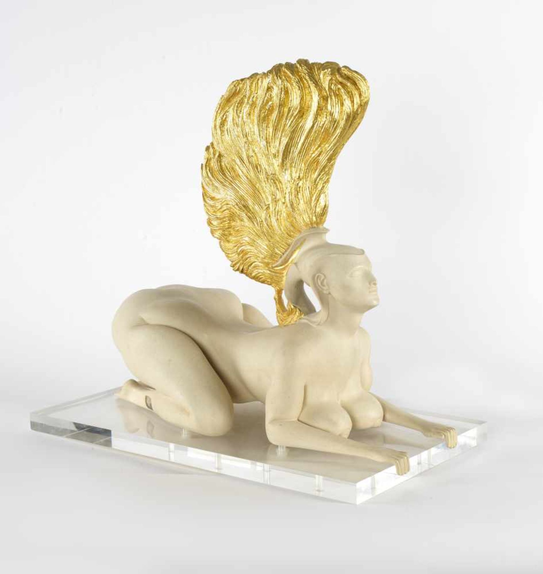 Ernst Fuchs (Wien 1930 geb.) Ur-Sphinx, Helm Blattvergoldung 24Karat, Skulptur aus Sandstein, Sockel