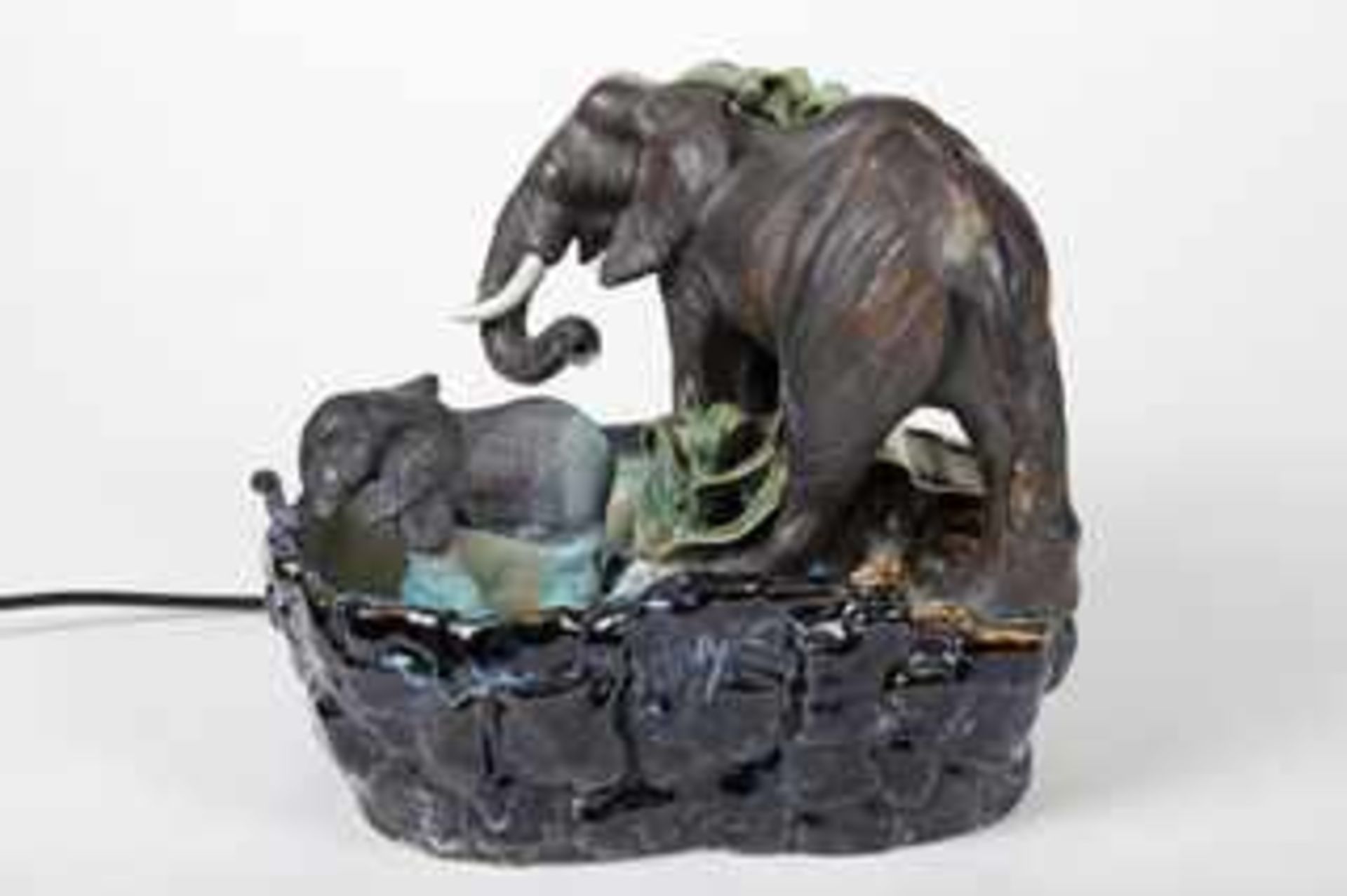 Zimmer-Springbrunnen Keramik, in figuraler Art ausgeführt, Elefanten mit Palme, 1.Hälfte 20.Jh.,