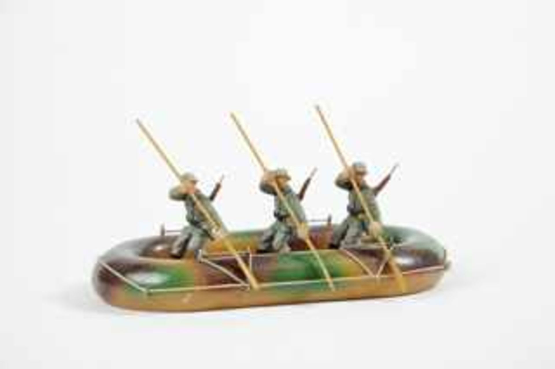 Konvolut Massefiguren "Pioniere im Schlauchboot", Holz, Masse, Textil, 3 stehende Pioniere (7,5cm)