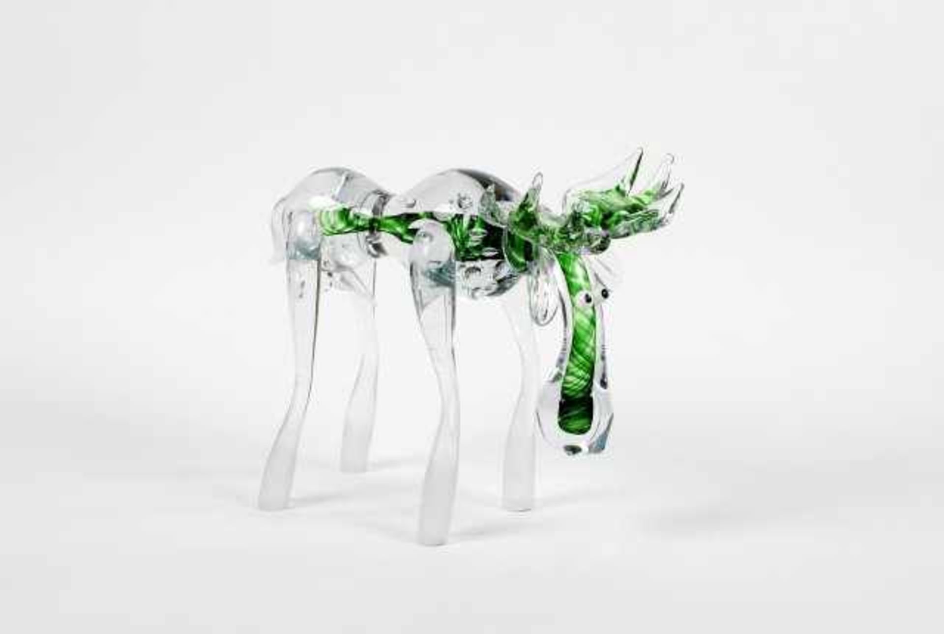 Tierfigur "Elch" handverarbeitetes grün überfangenes Glas, farblos überfangen, signiert V.