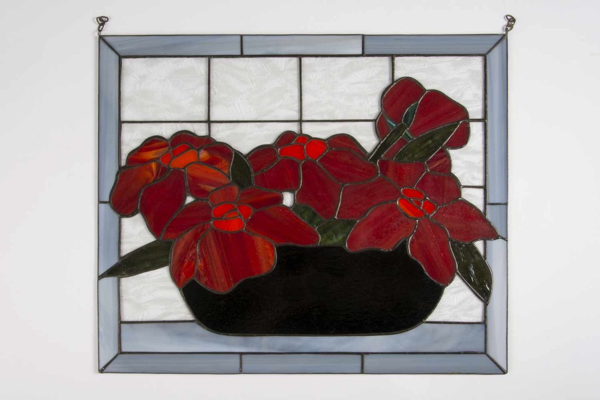 Glasbild in der Art Tiffany, Rote Blumen im Korb, mit Hängevorrichtung;