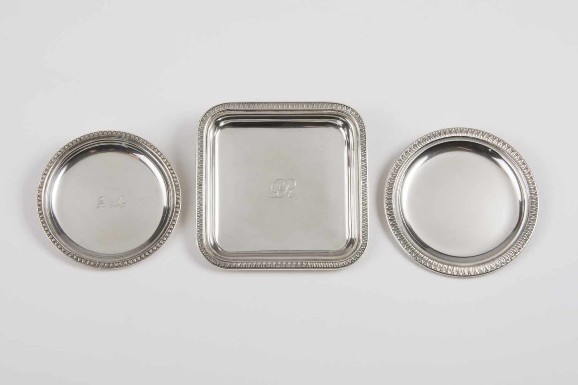 3 silberne kleine flache Tassen davon: 1 rechteckige Tasse, 10x10 cm, 2 runde Tassen, 9 und 8 cm,