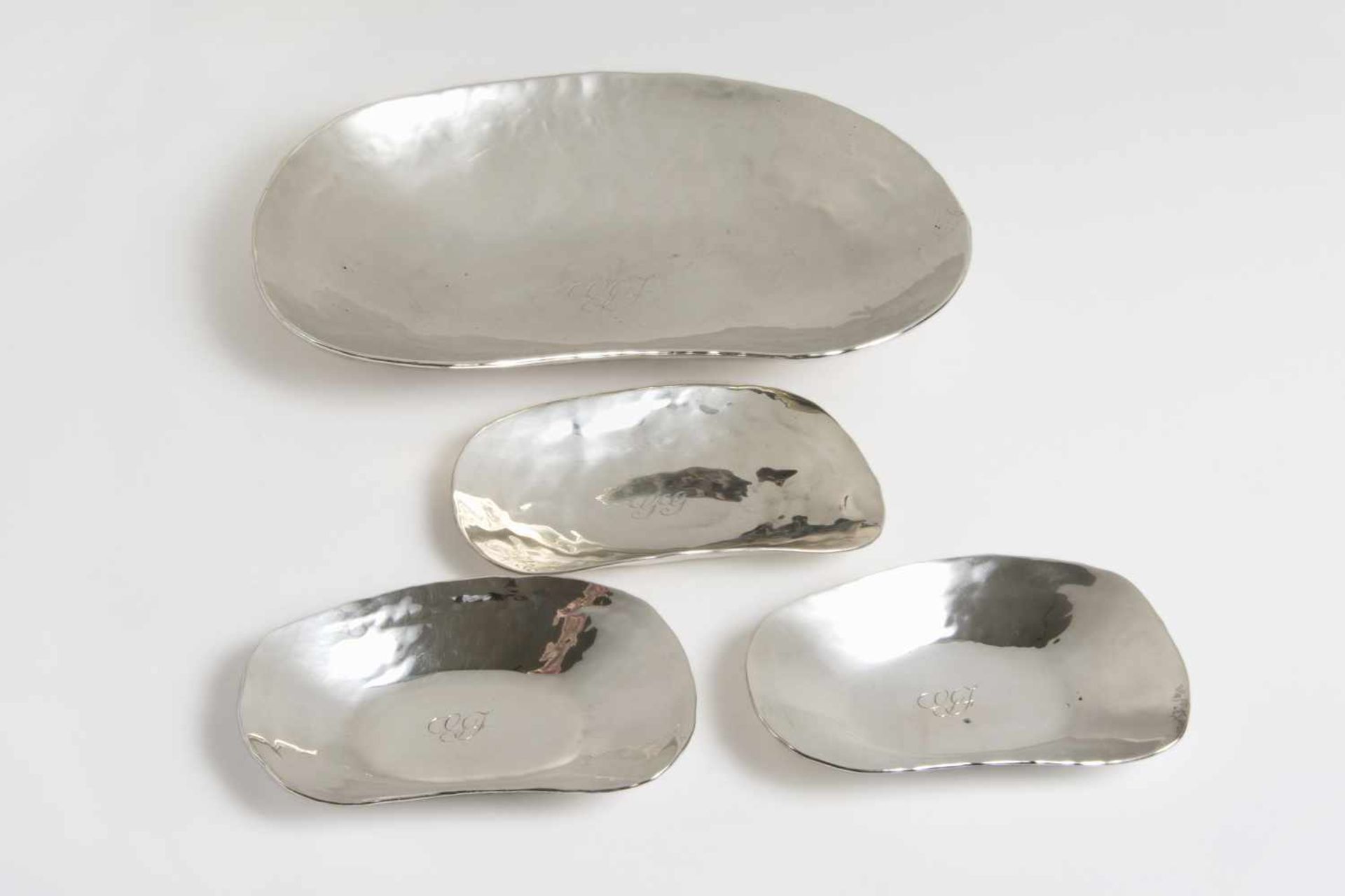 1 Große, 3 kleine Schalen Silber 800, nierenförmig, flach gearbeitet, handgeschmiedet,