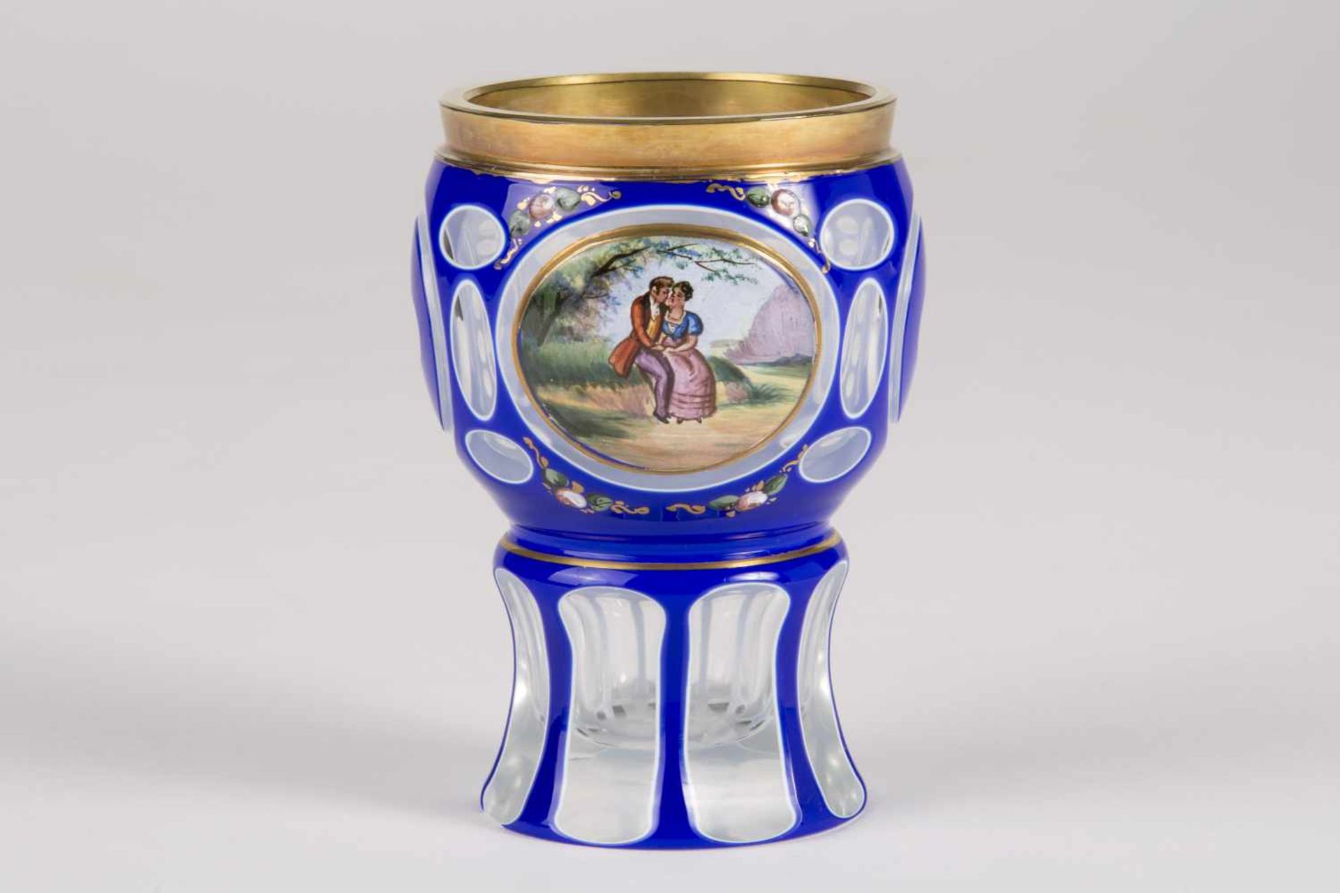 Biedermeier Fußbecher um 1830/1840 farbloses Glas, blaues mit weiß kombiniertes Überfangglas in