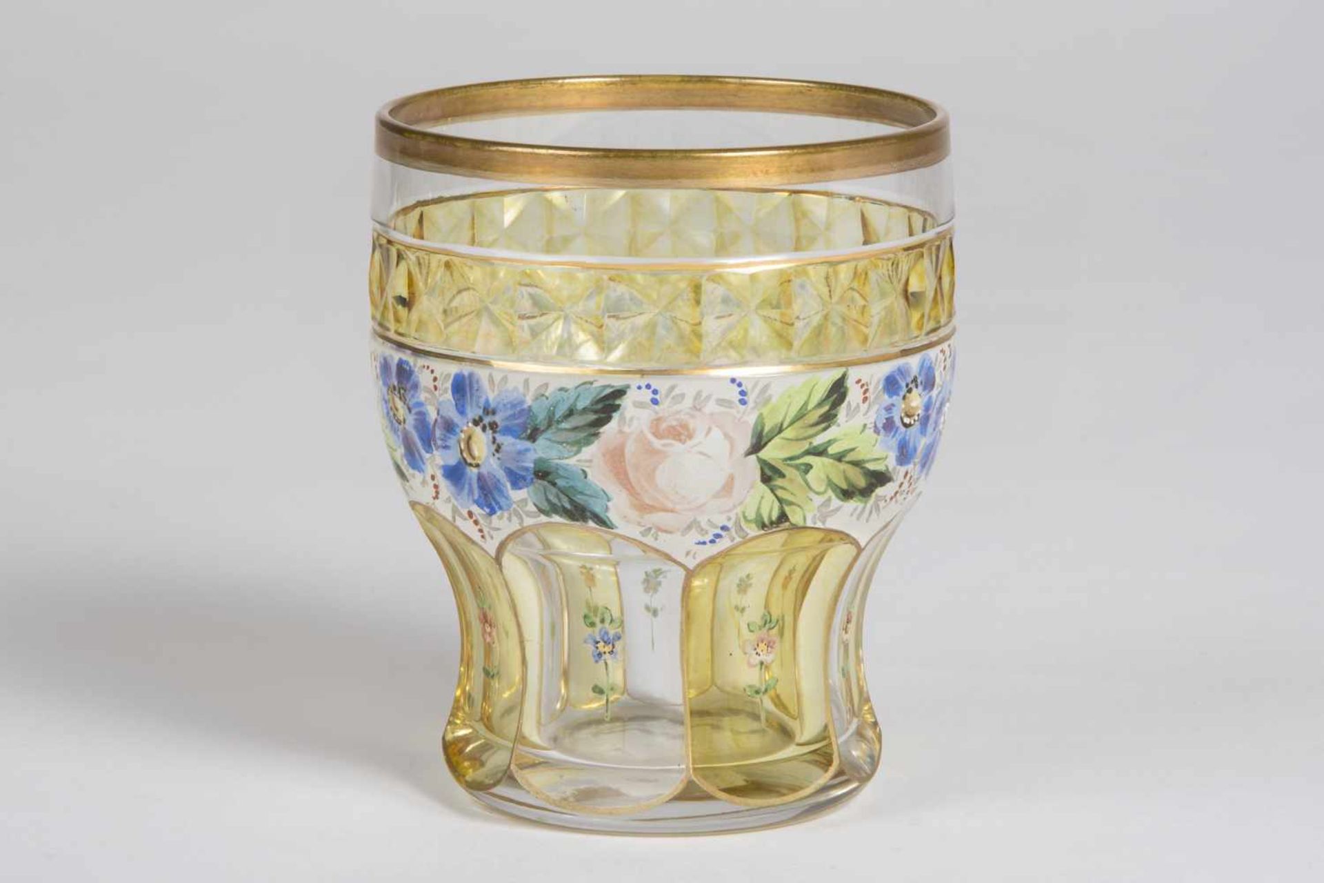 Biedermeierbecher um 1830 teilweise farbiges gelbes Glas, geschliffene Bordüre, florale Blüten-