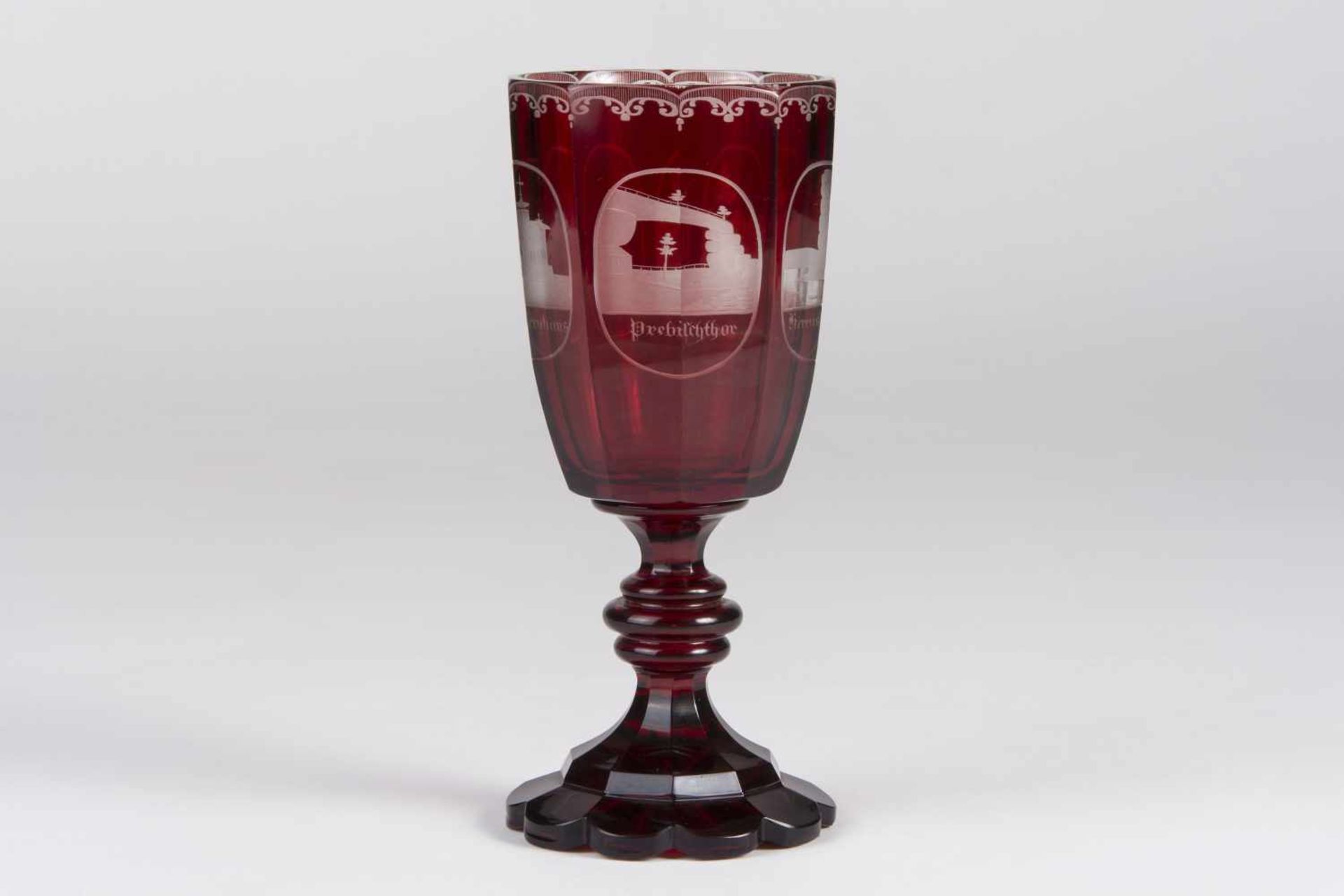 Biedermeier Pokal um 1840 farbloses Glas, rot gestrichen mit geschliffenen Ansichten verziert,