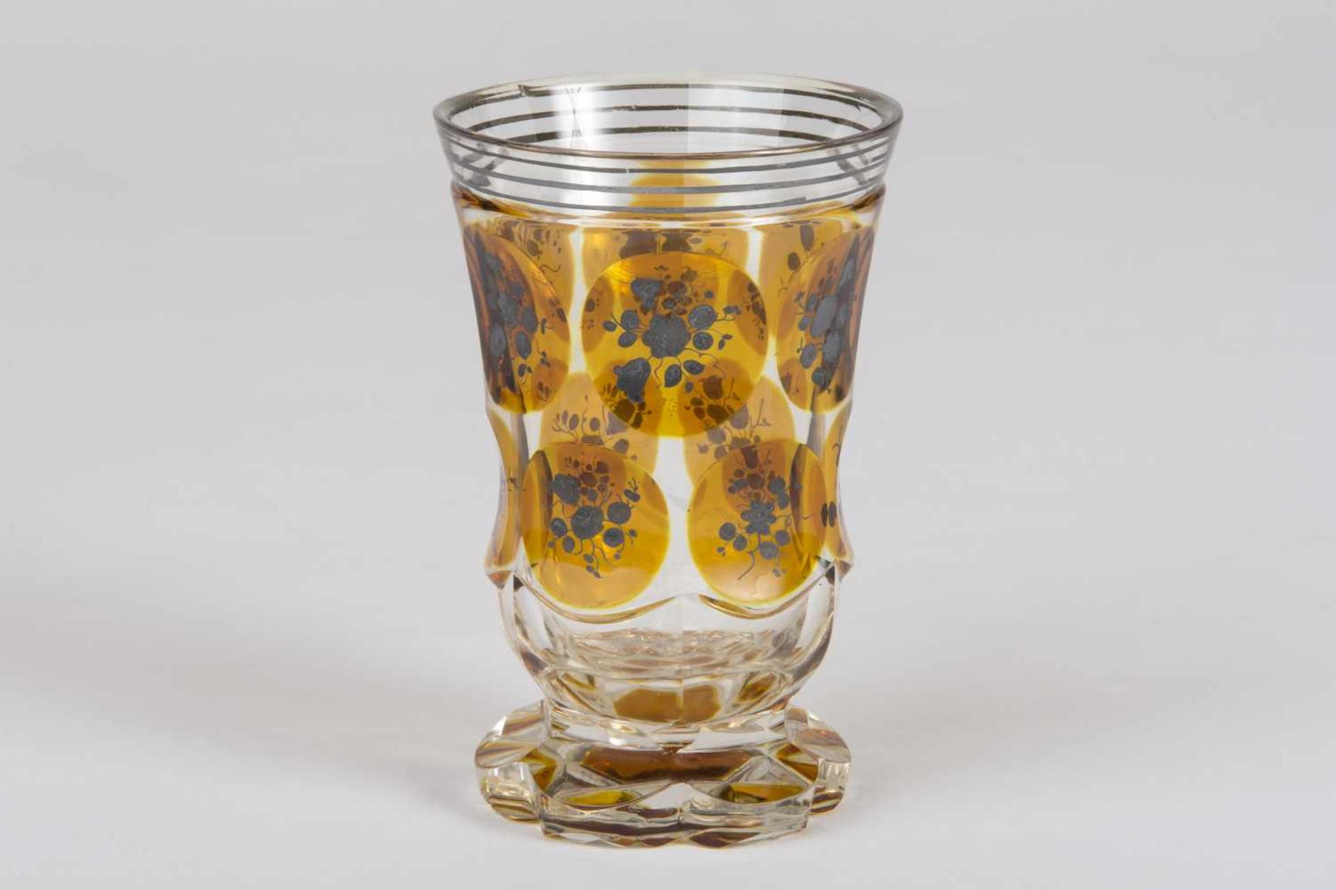 Fußbecher um 1840/1850 ausladende Form, farbloses Glas, geschliffen, Medaillons bernsteinfarben