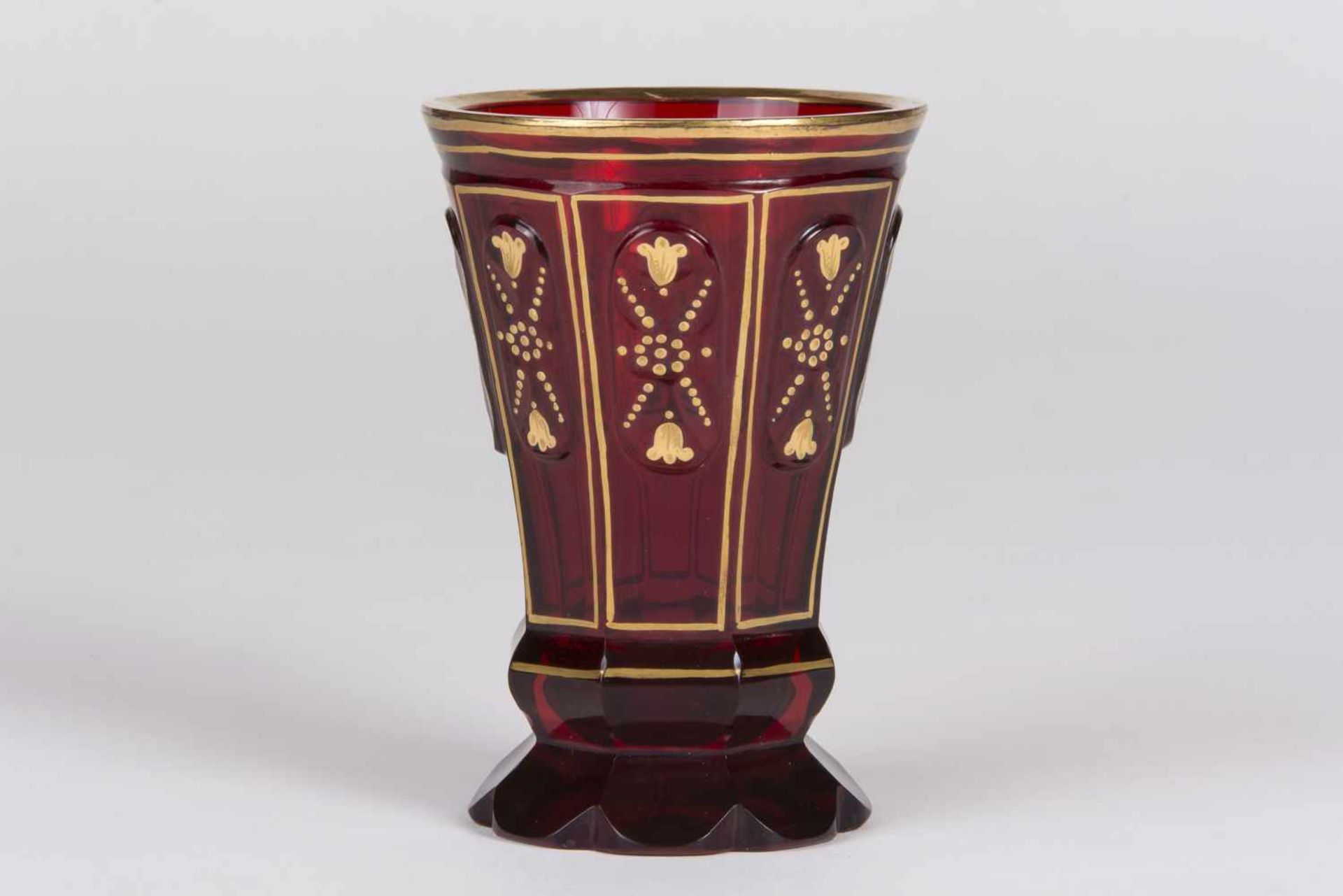 Biedermeier Fußbecher um 1840 ausladende Form, rubinfarbiges Glas, faccettiert mit Medaillons