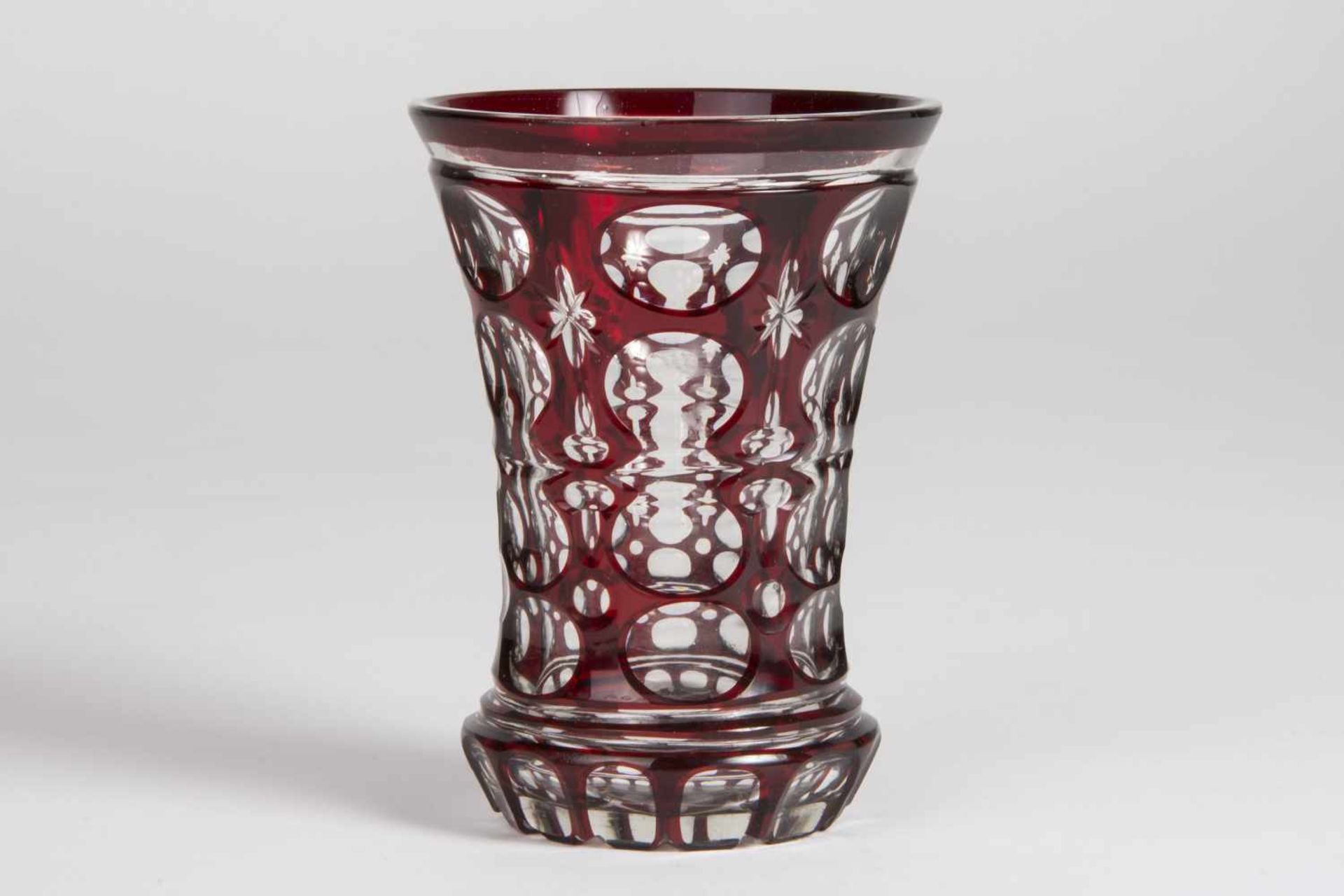 Biedermeier Becher um 1840/1850 farbloses Glas, rot überfangen, geschliffen, Höhe 12,5 cm;