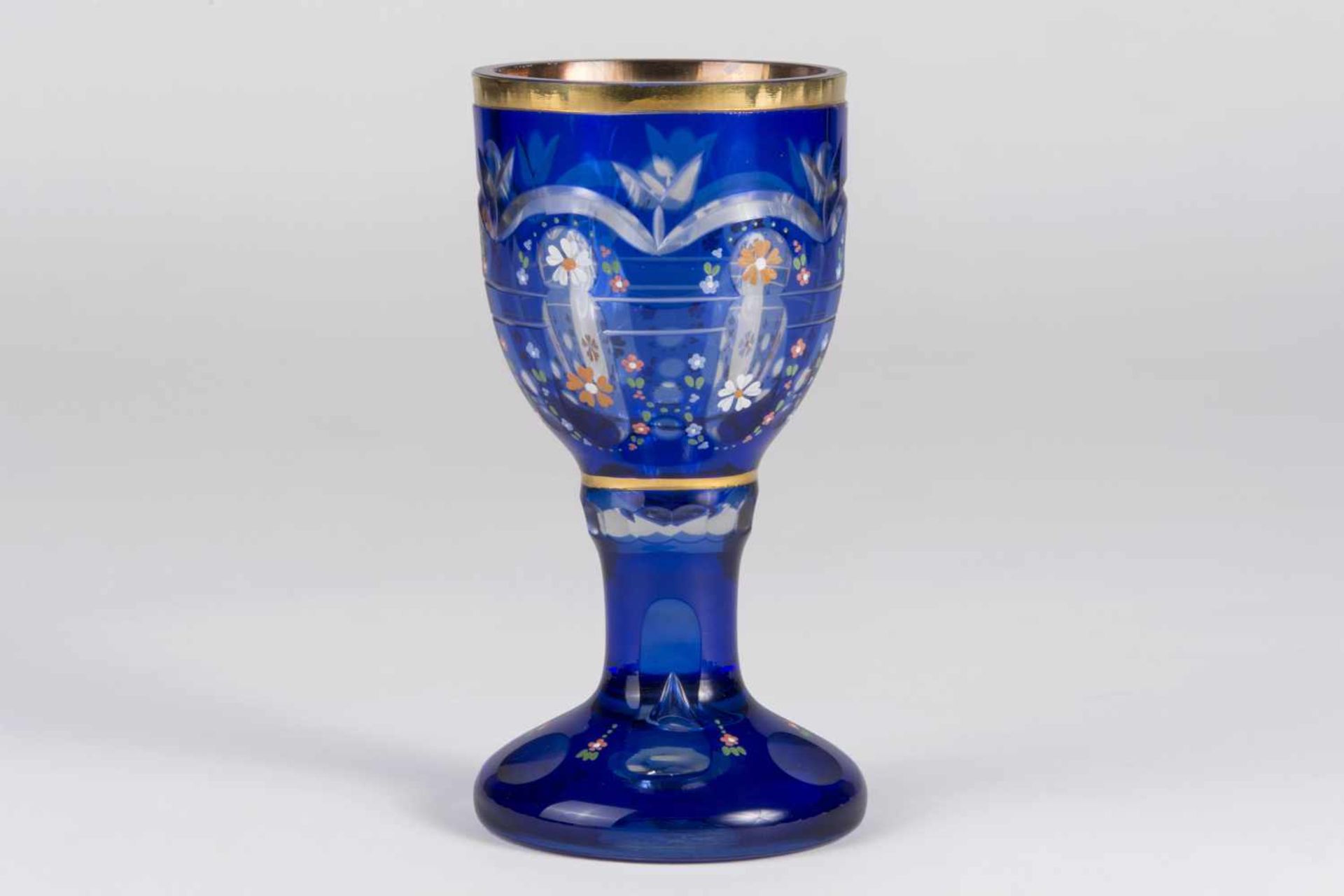 Pokal, 2.Hälfte 19.Jh. farbloses Glas, blau überfangen, geschliffen, handbemalter Blütendekor,