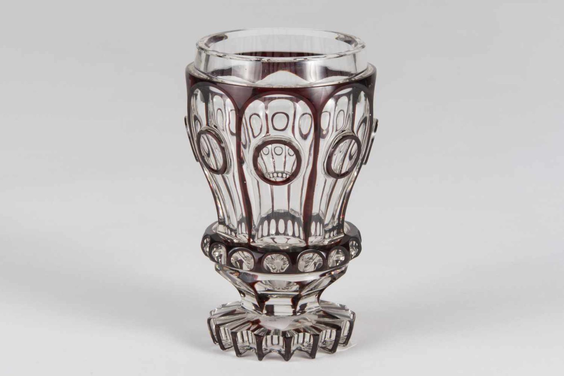 Kleiner Biedermeier Becher um 1840 farbloses Glas in aufgegliederter ausladender Form,