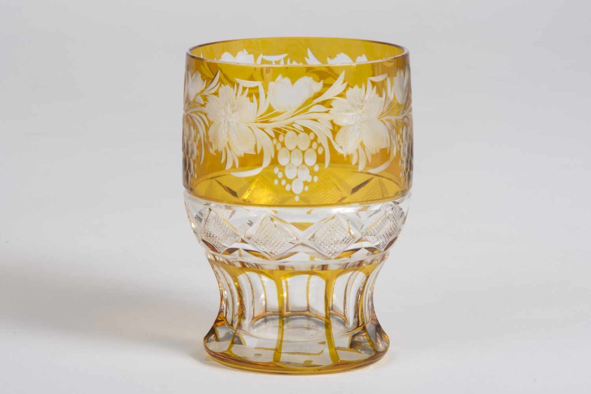 Becher um 1830/1840 farbloses Glas, bernsteinfarben gestrichen, geschliffene Trauben- und