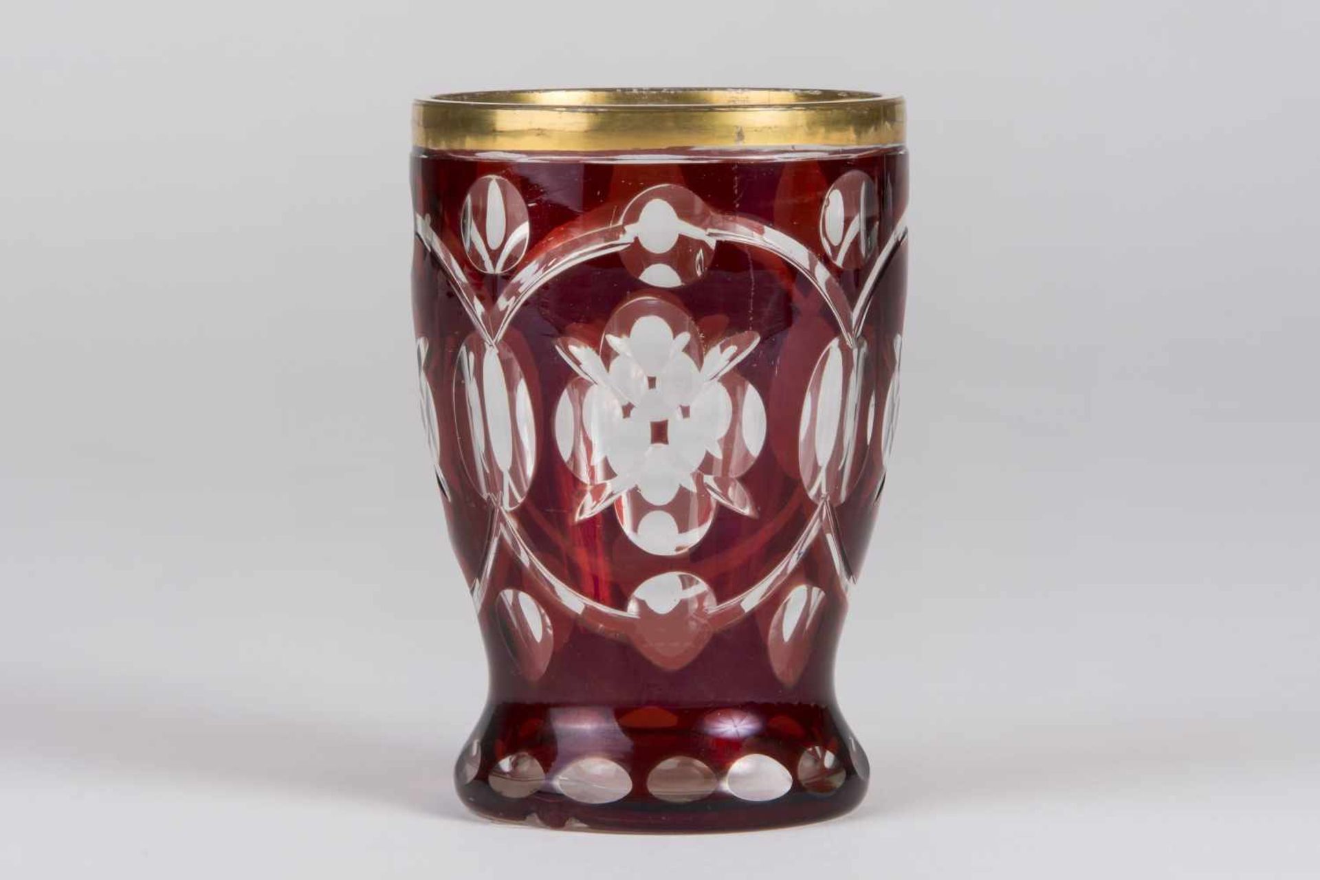 Spätbiedermeier Becher um 1840/1850 farbloses, rotes Überfangglas, geschliffen, Glasurfehler,