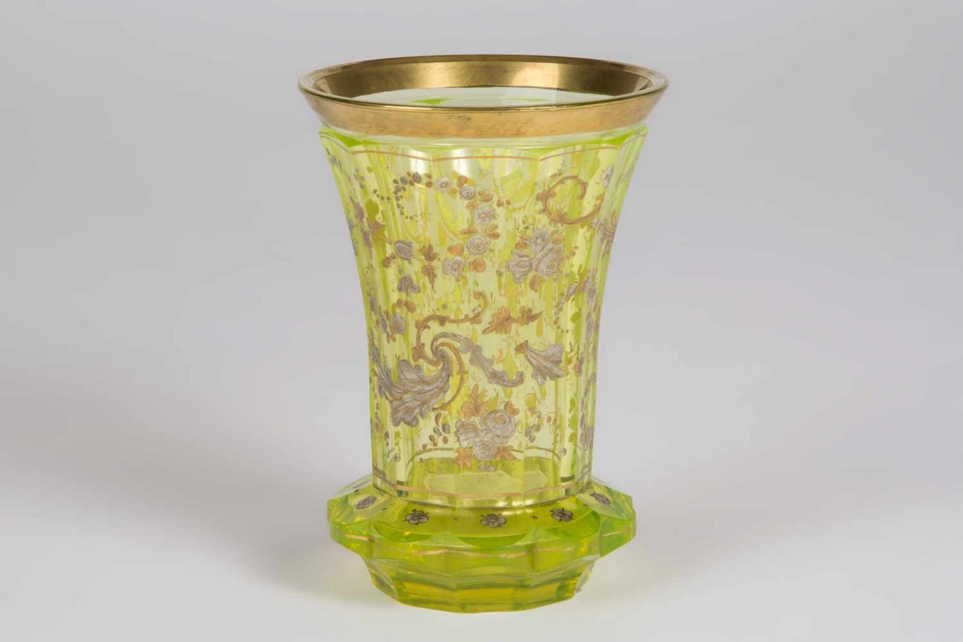 Spätbiedermeier Becher um 1840 hellgrünes Glas, florales Email und Golddekor, Goldrand, Höhe 14 cm;