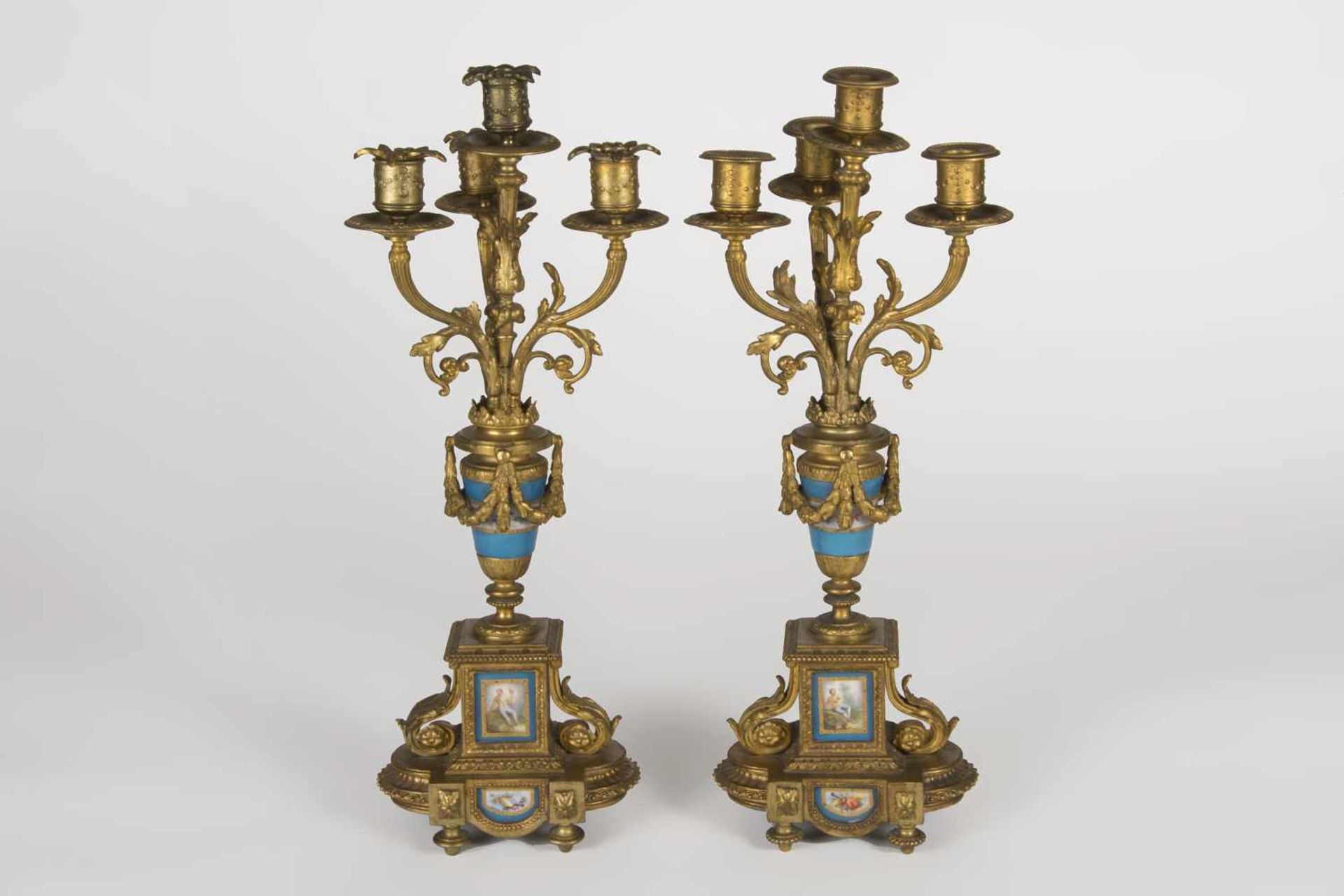Paar Kerzenleuchter in bronze dore Montierung jeweils 4-kerzig,geschwungene Leuchterarme,