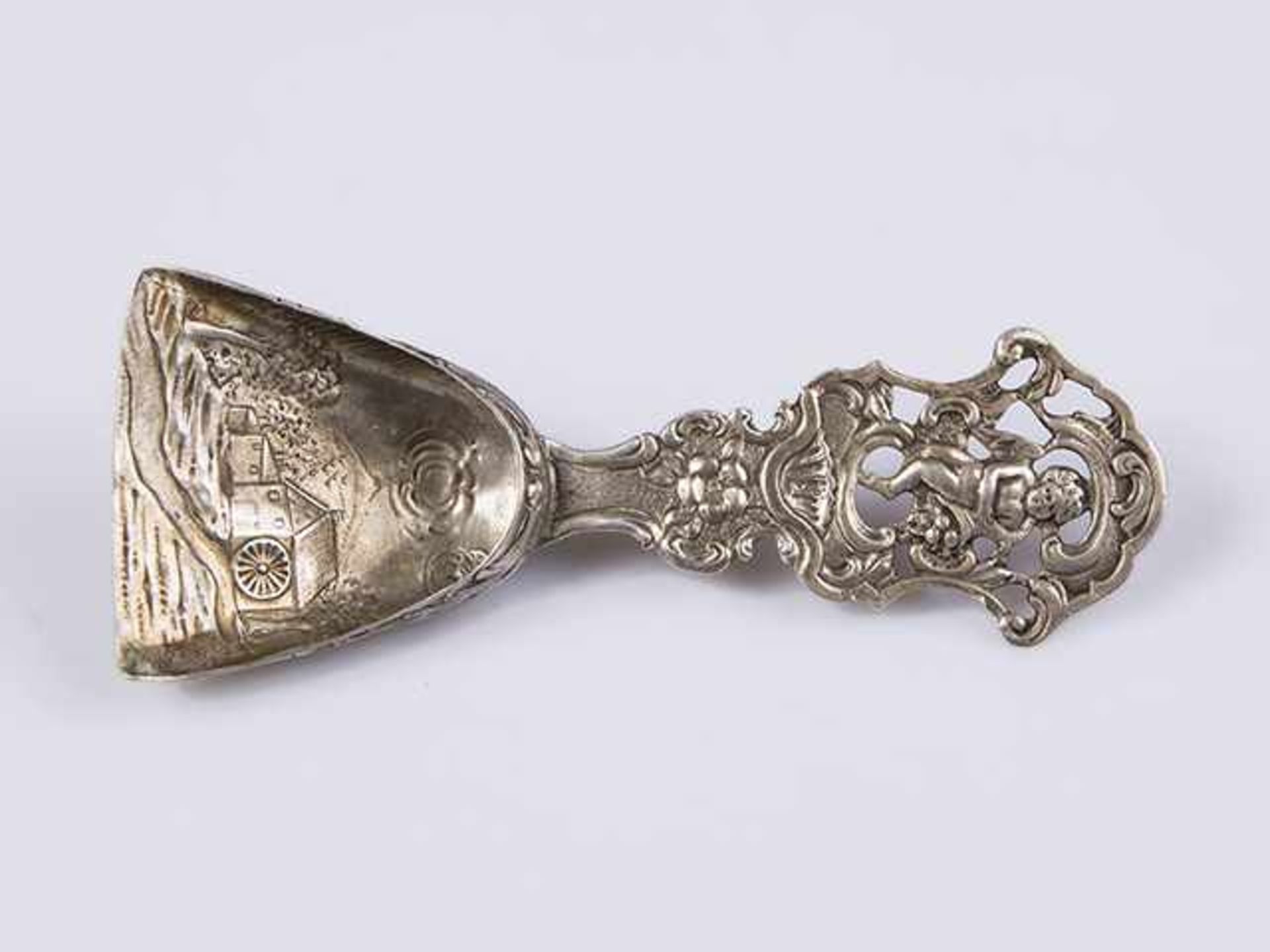 Silberner Zierlöffel Silber 800, reich dekoriert, am Griff Putto mit Füllhorn, in Schaufel