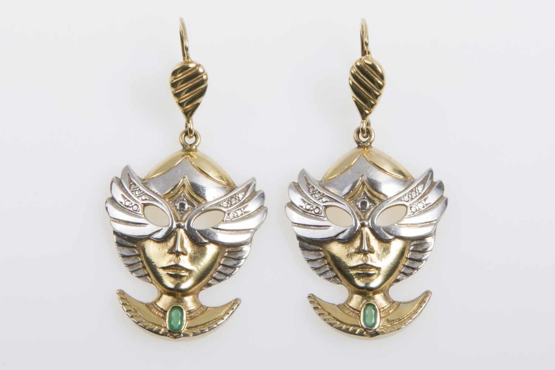 Paar Ohrhänger"Maske" Gold 585 mit je 1 Smaragd, teilw. rhodiniert, 27,6 g;