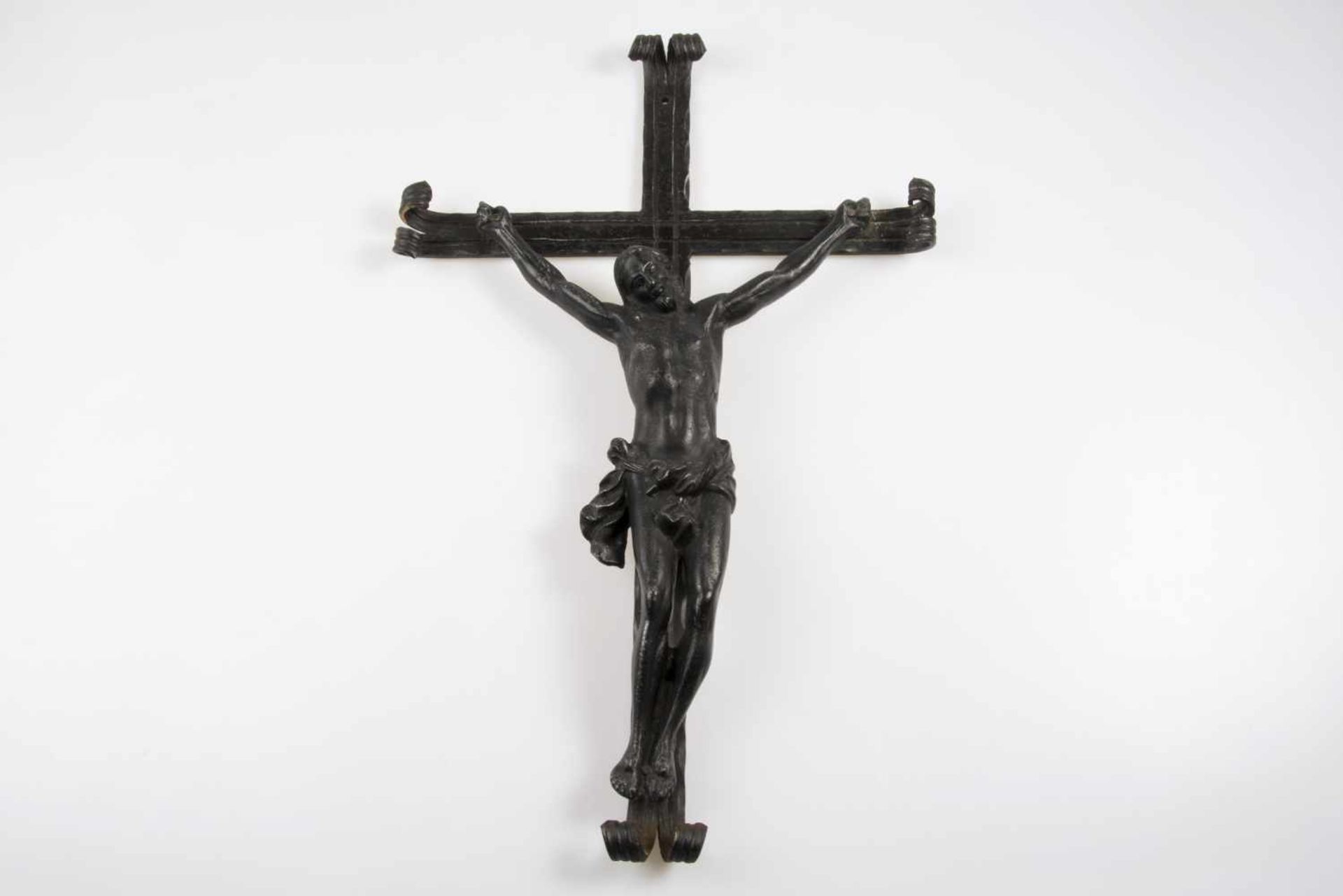Kreuz Schmiedeeisen, schwarz gestrichen, Korpus Christi, Länge 68,5 cm, Breite 45 cm;