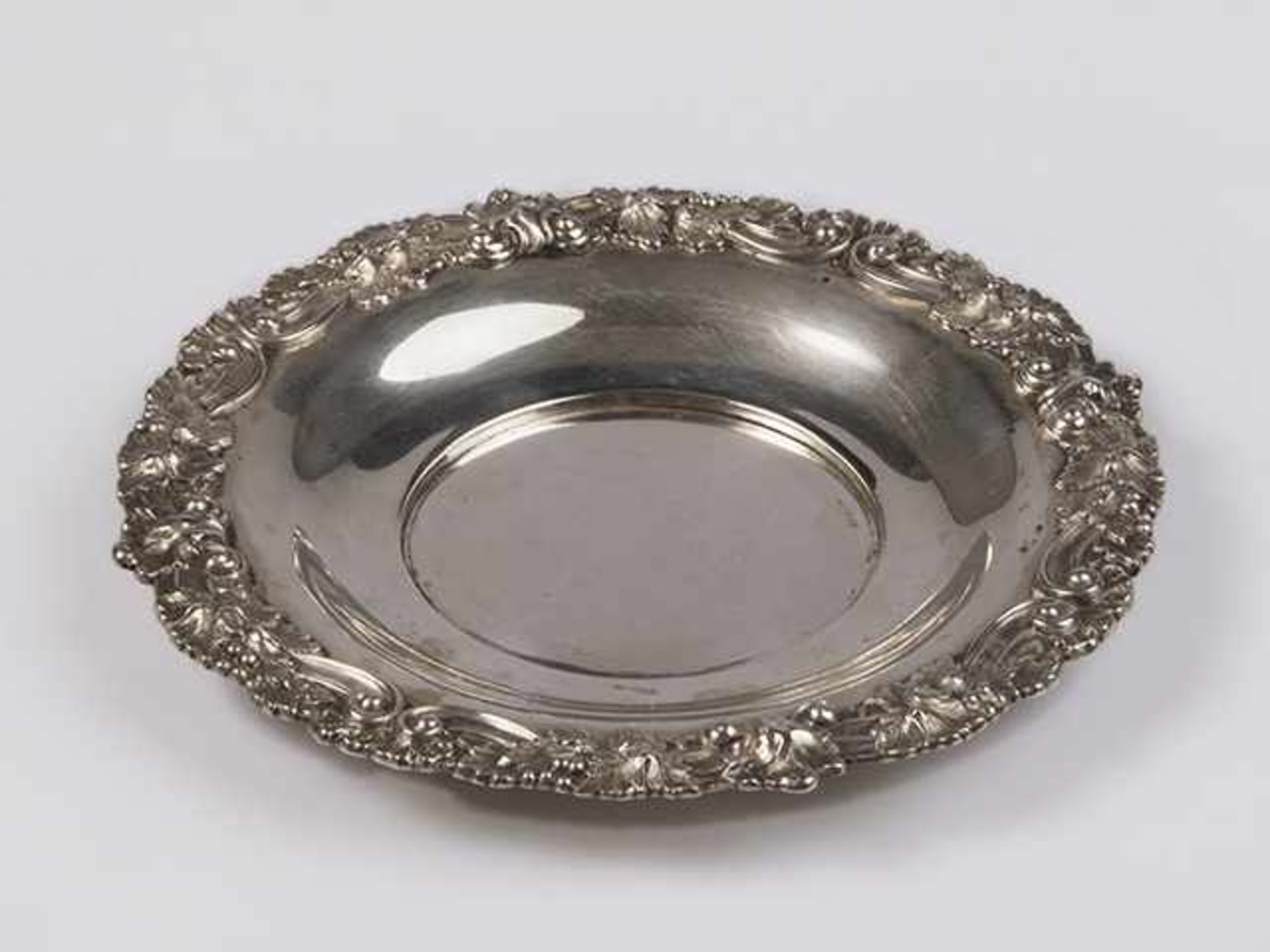 Silberne flache runde Schale mit plastisch verziertem Rand, Dm.17,5cm, 229,1g;