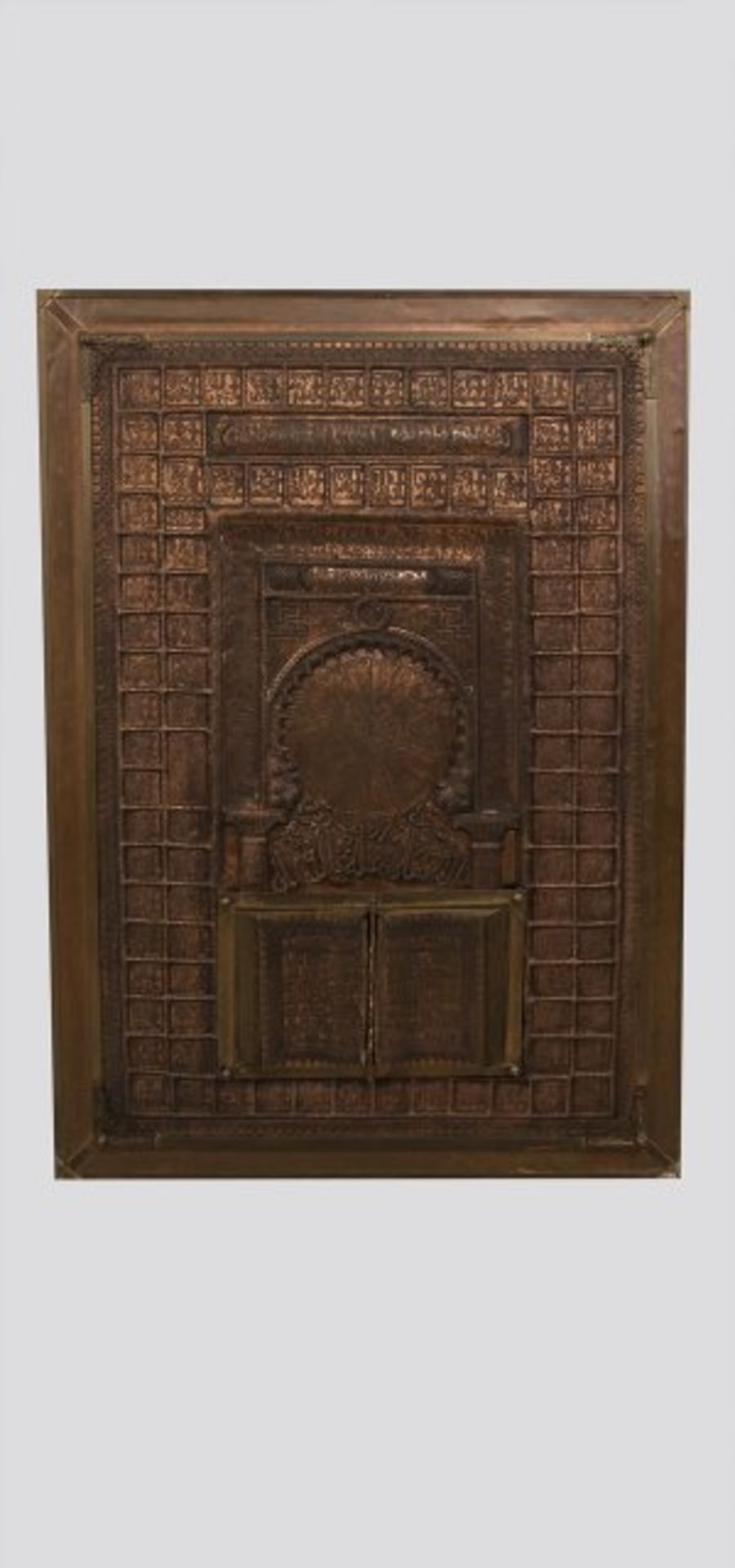 Orientalische Kupferhandarbeit wohl ein Buch und ein Rundfenster darstellend, 136x95 cm;