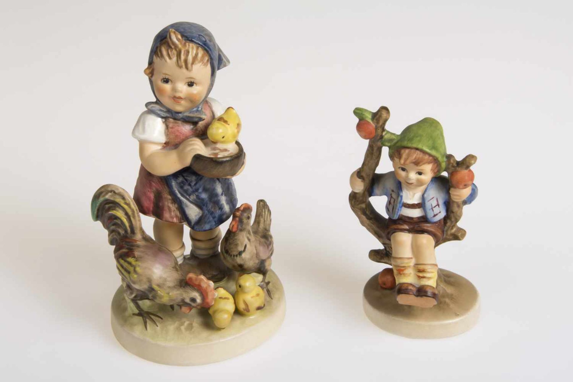 2 Figuren, Marke Goebel Hartsteingut, farbig staffiert, "Herbst, Junge im Baum", Nr. 1423/0, "Im